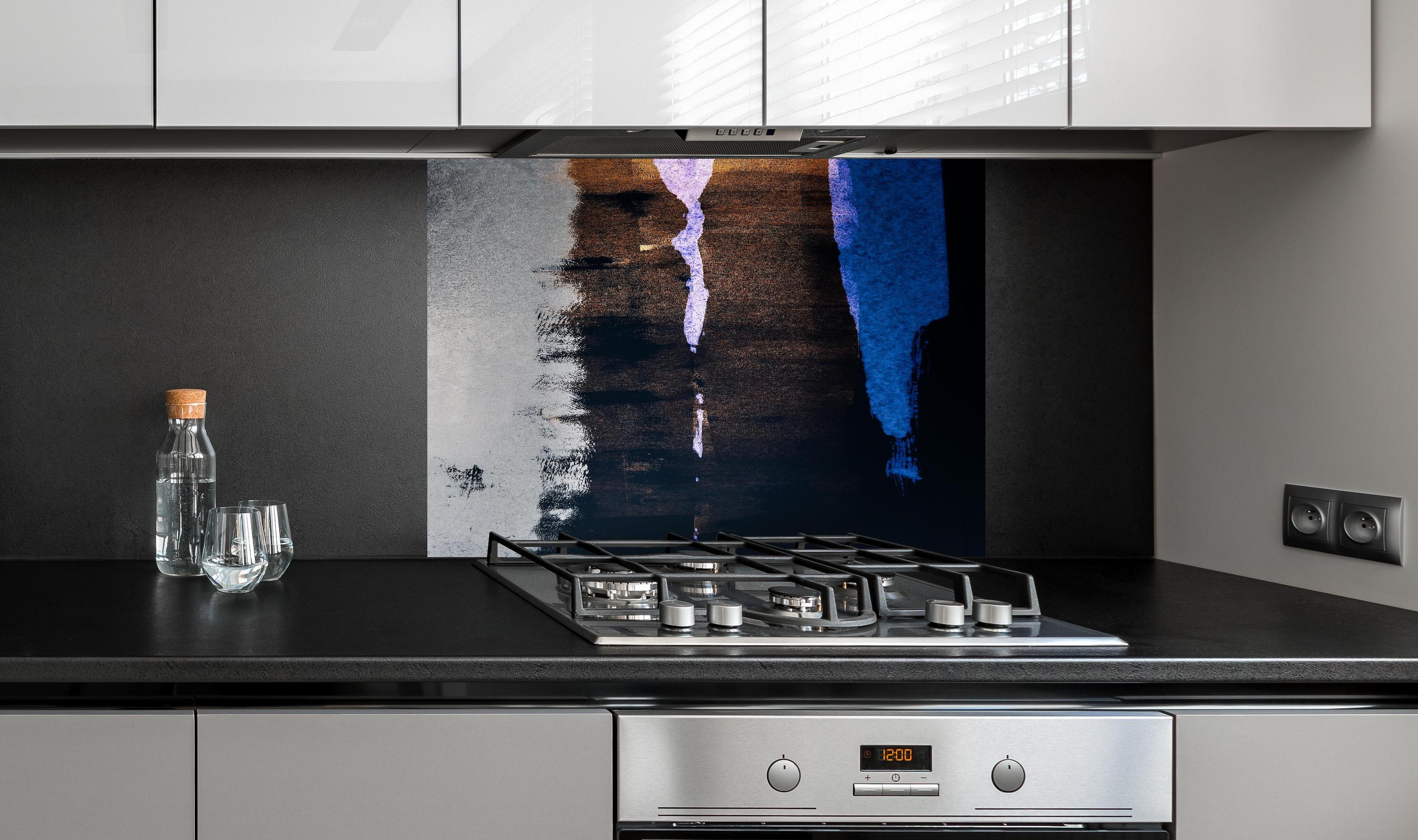Spritzschutz - Abstrakte dunkle Steinreflexion mit Pinselstrich hinter einem Cerankochfeld zwischen Holz-Kochutensilien