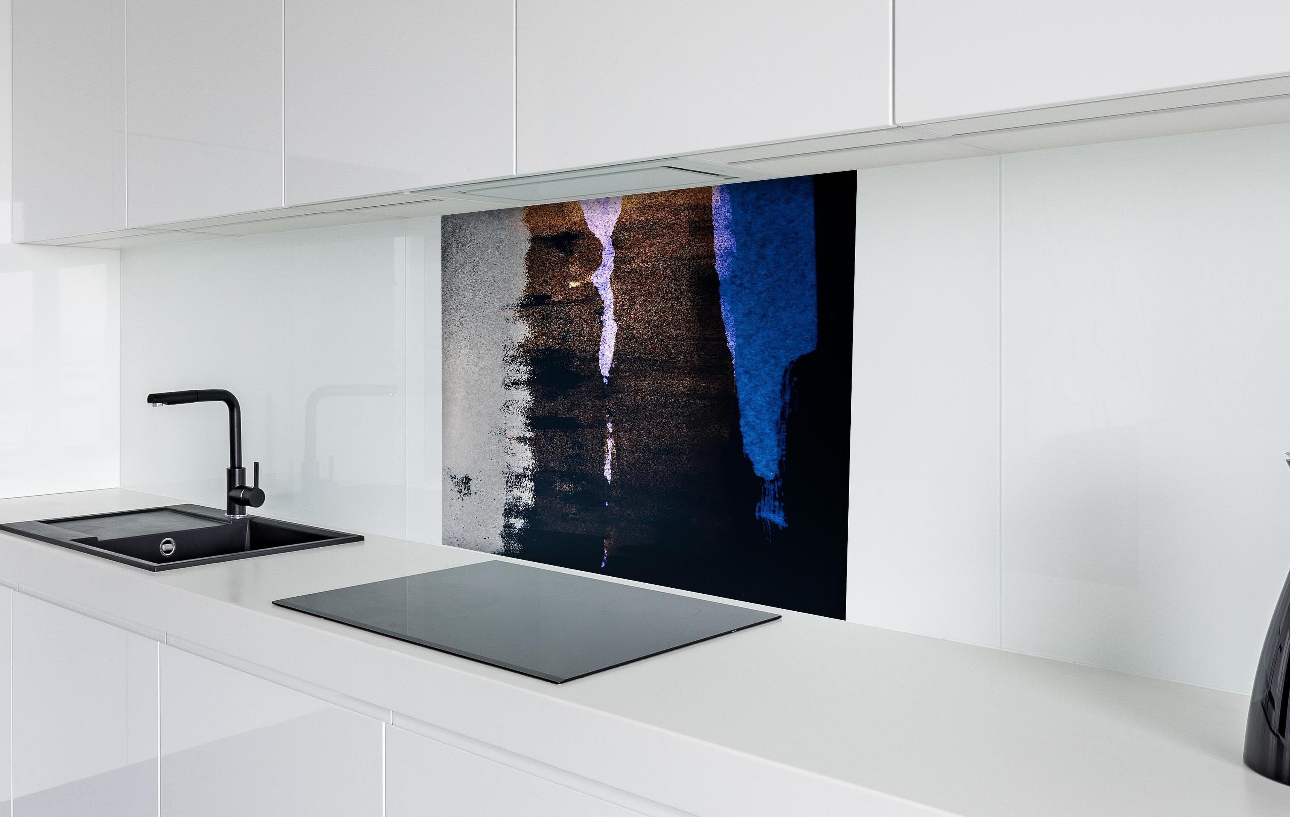 Spritzschutz - Abstrakte dunkle Steinreflexion mit Pinselstrich hinter einem Cerankochfeld zwischen Holz-Kochutensilien