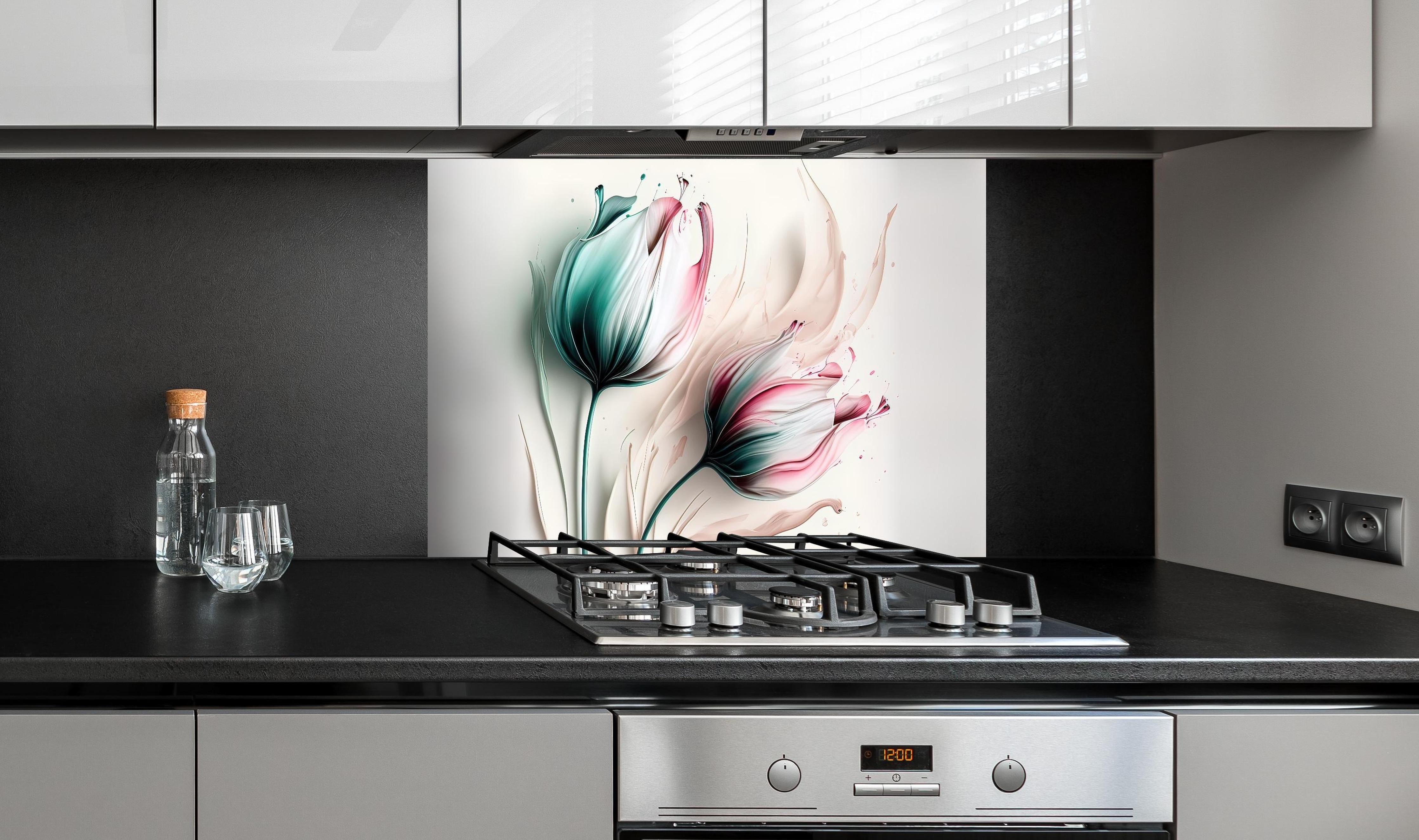 Spritzschutz - Abstrakte fließende Tulpen-Kunst hinter einem Cerankochfeld zwischen Holz-Kochutensilien