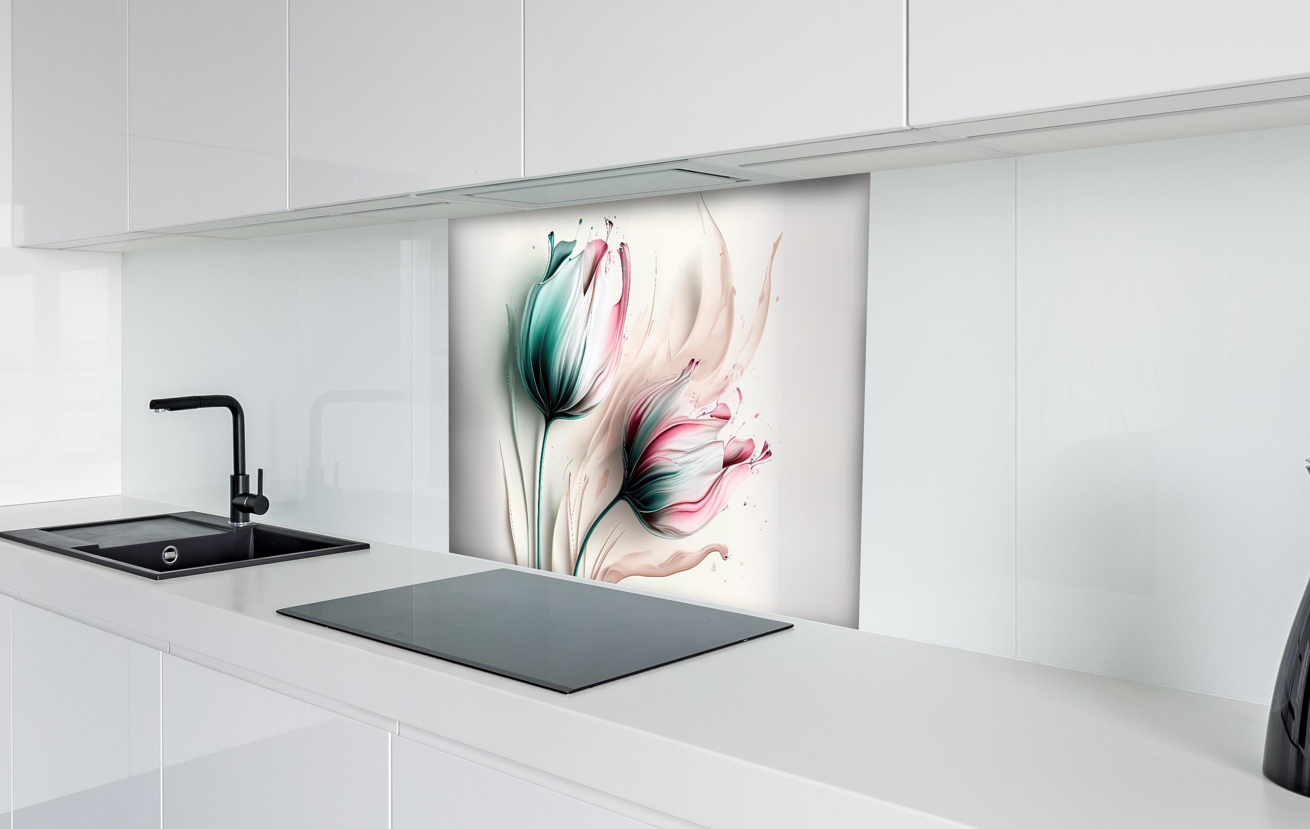 Spritzschutz - Abstrakte fließende Tulpen-Kunst hinter einem Cerankochfeld zwischen Holz-Kochutensilien