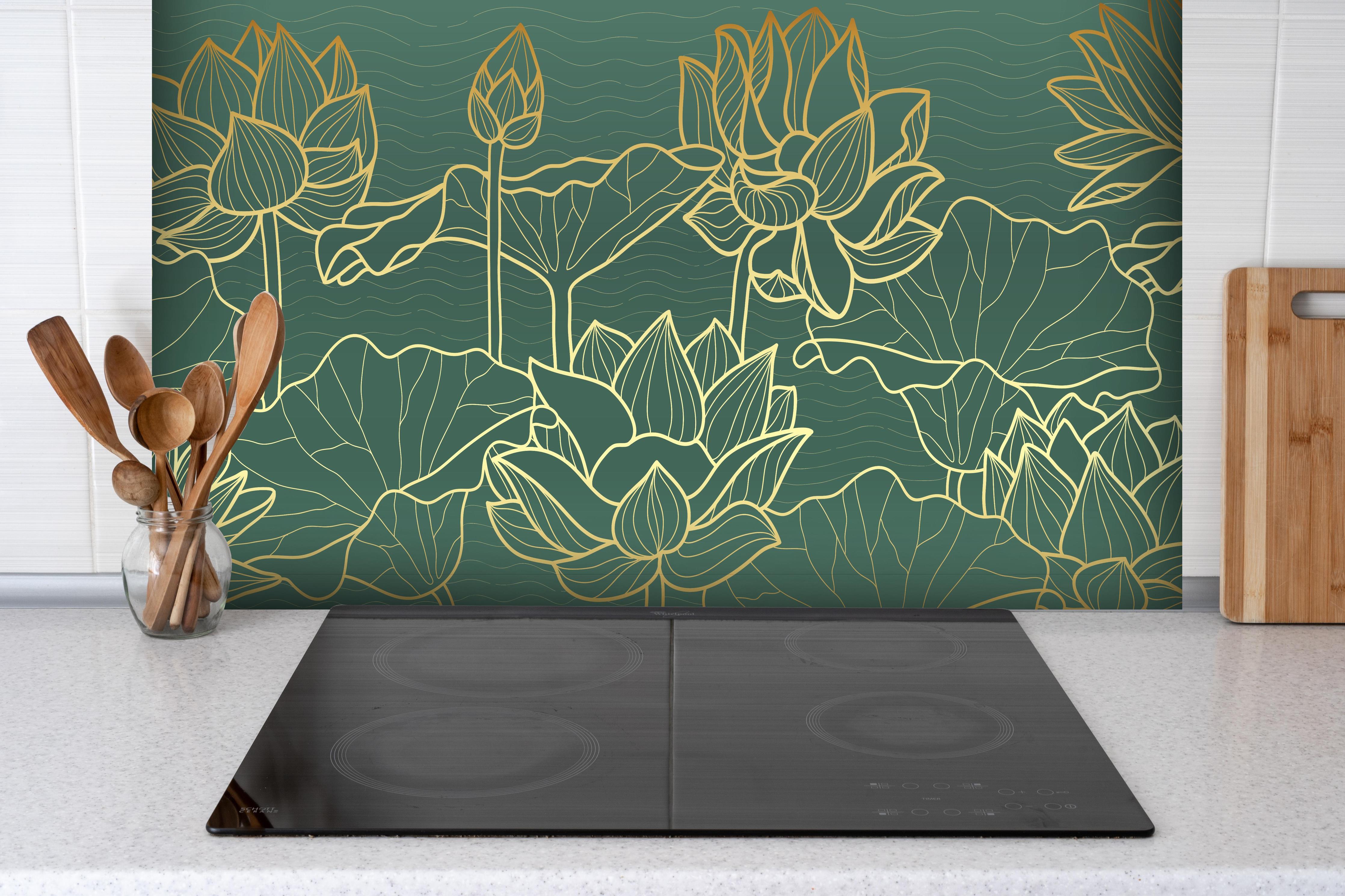 Spritzschutz - Abstrakte goldende Blüten hinter einem Cerankochfeld zwischen Holz-Kochutensilien