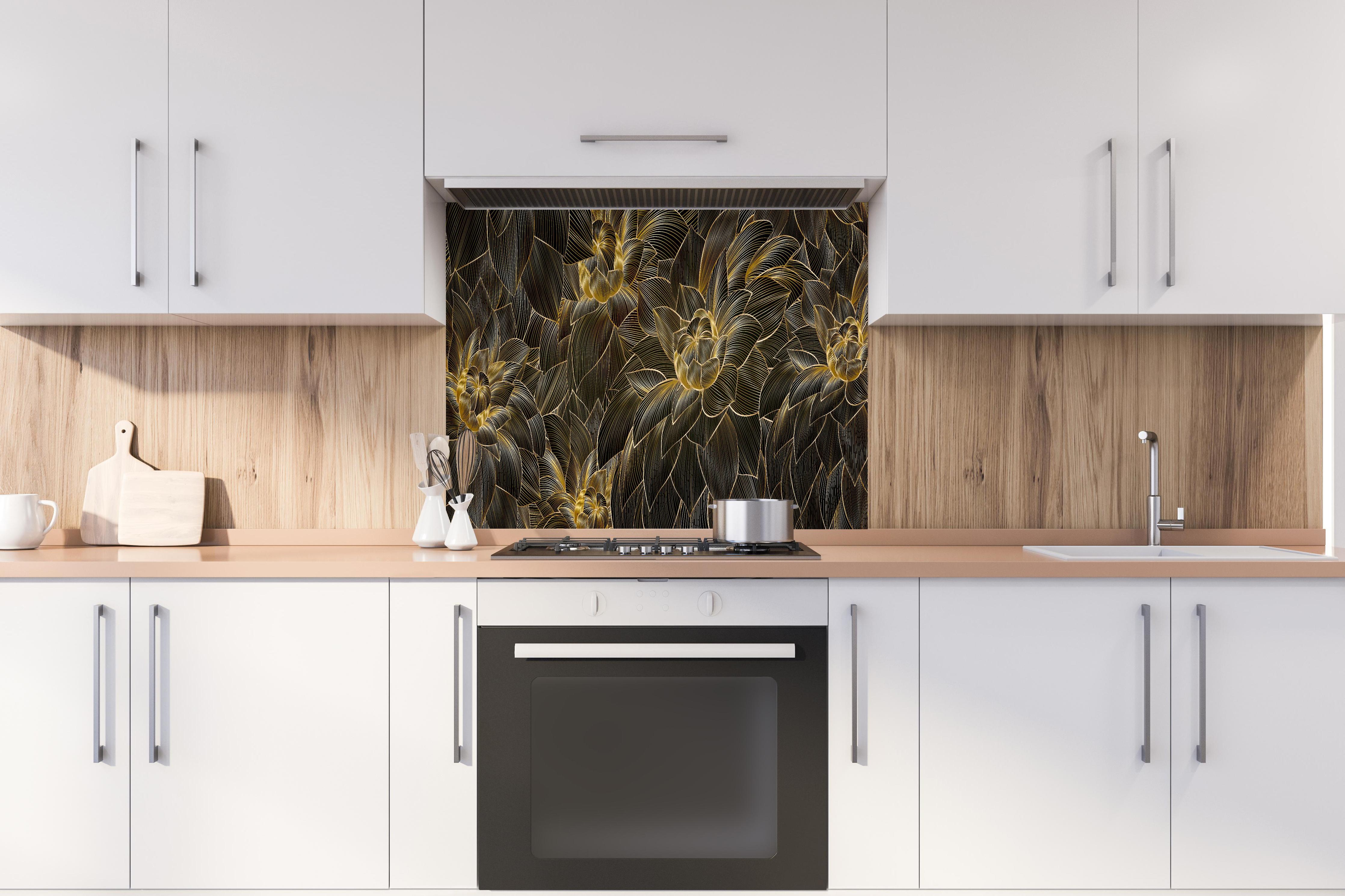 Spritzschutz - Abstrakte goldene Blüten Struktur Tapete hinter einem Cerankochfeld zwischen Holz-Kochutensilien