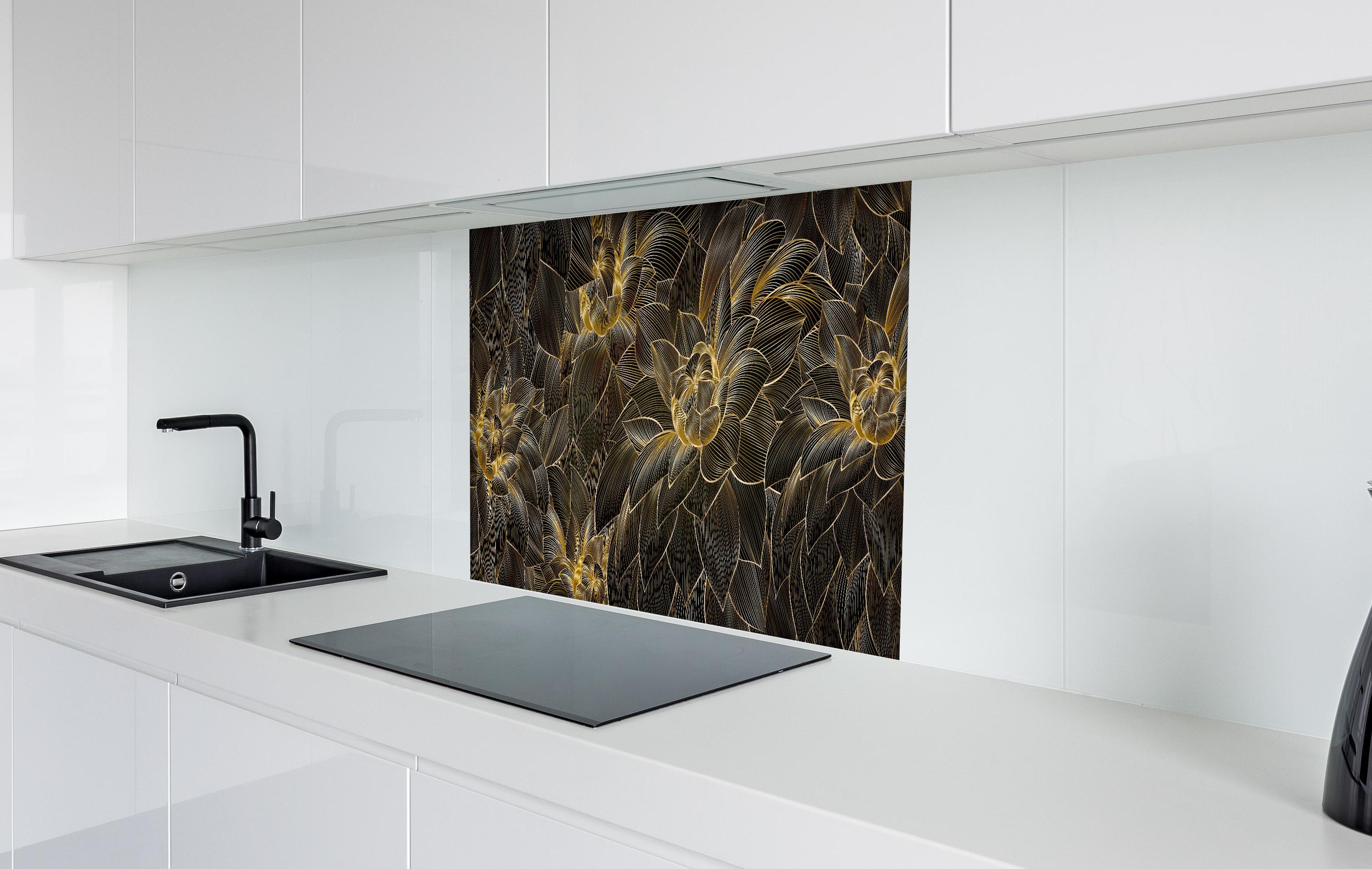 Spritzschutz - Abstrakte goldene Blüten Struktur Tapete hinter einem Cerankochfeld zwischen Holz-Kochutensilien