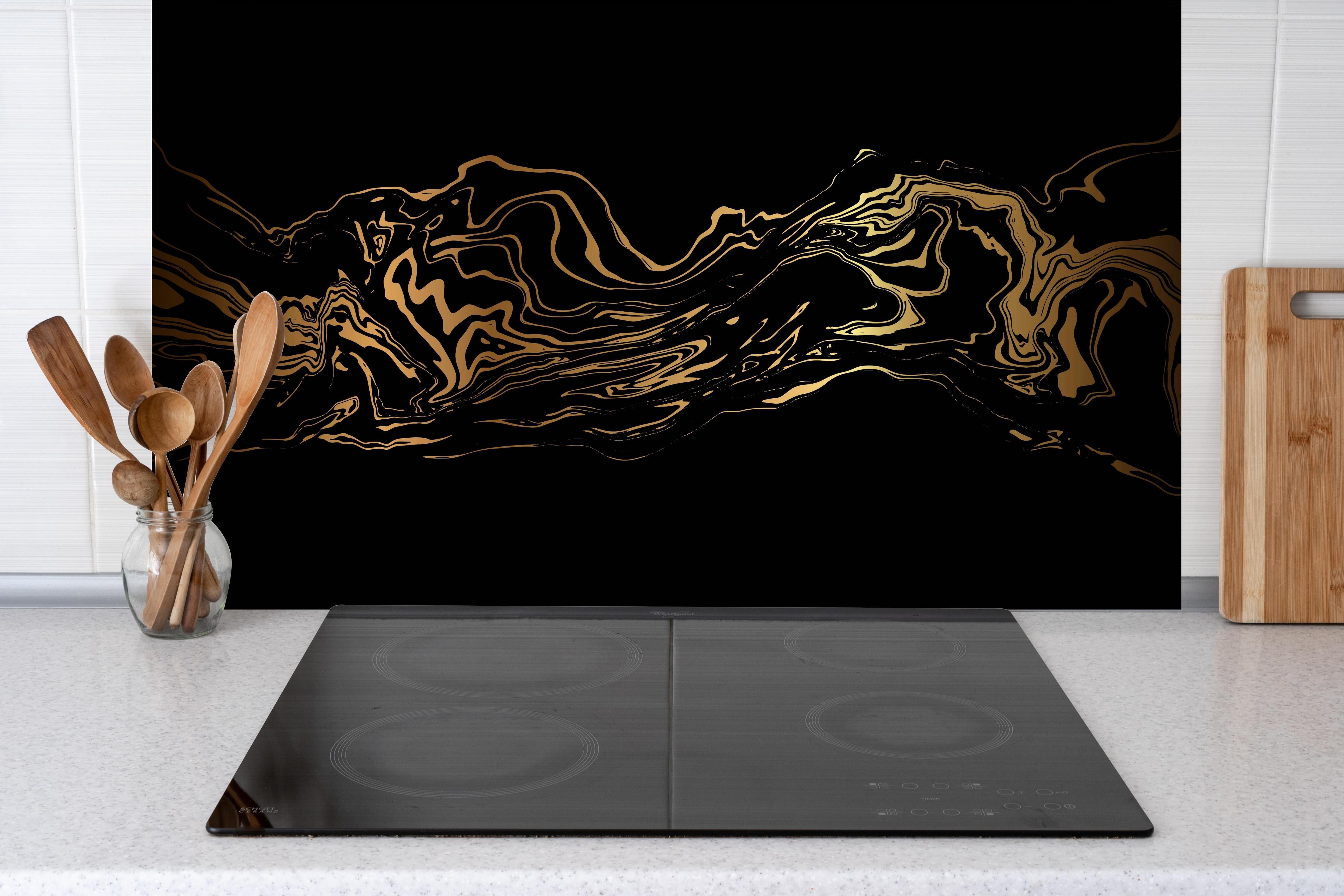 Spritzschutz - Abstrakte goldene Marmortextur mit Wellenlinien hinter einem Cerankochfeld zwischen Holz-Kochutensilien