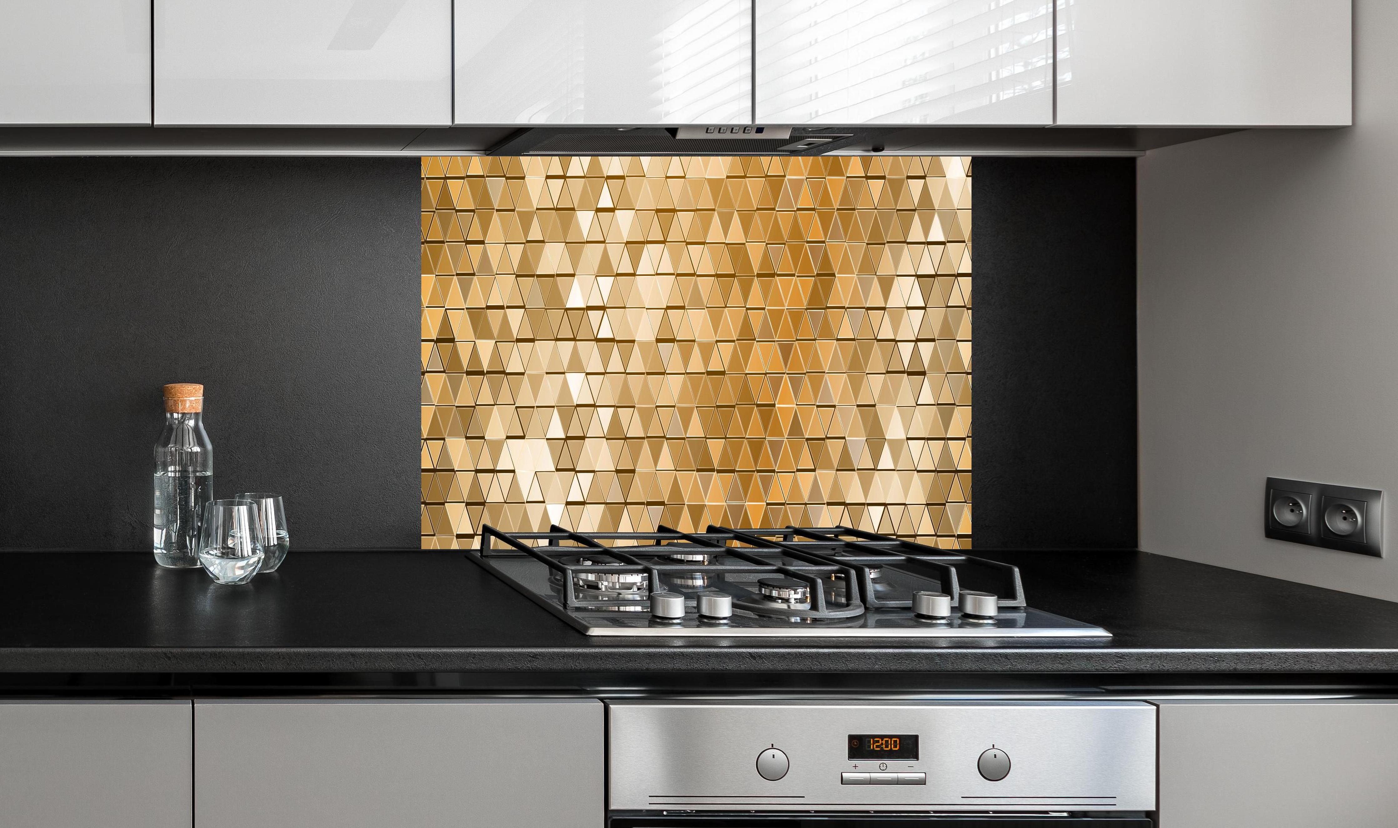 Spritzschutz - Abstrakte goldene Mosaik Wandverkleidung hinter einem Cerankochfeld zwischen Holz-Kochutensilien