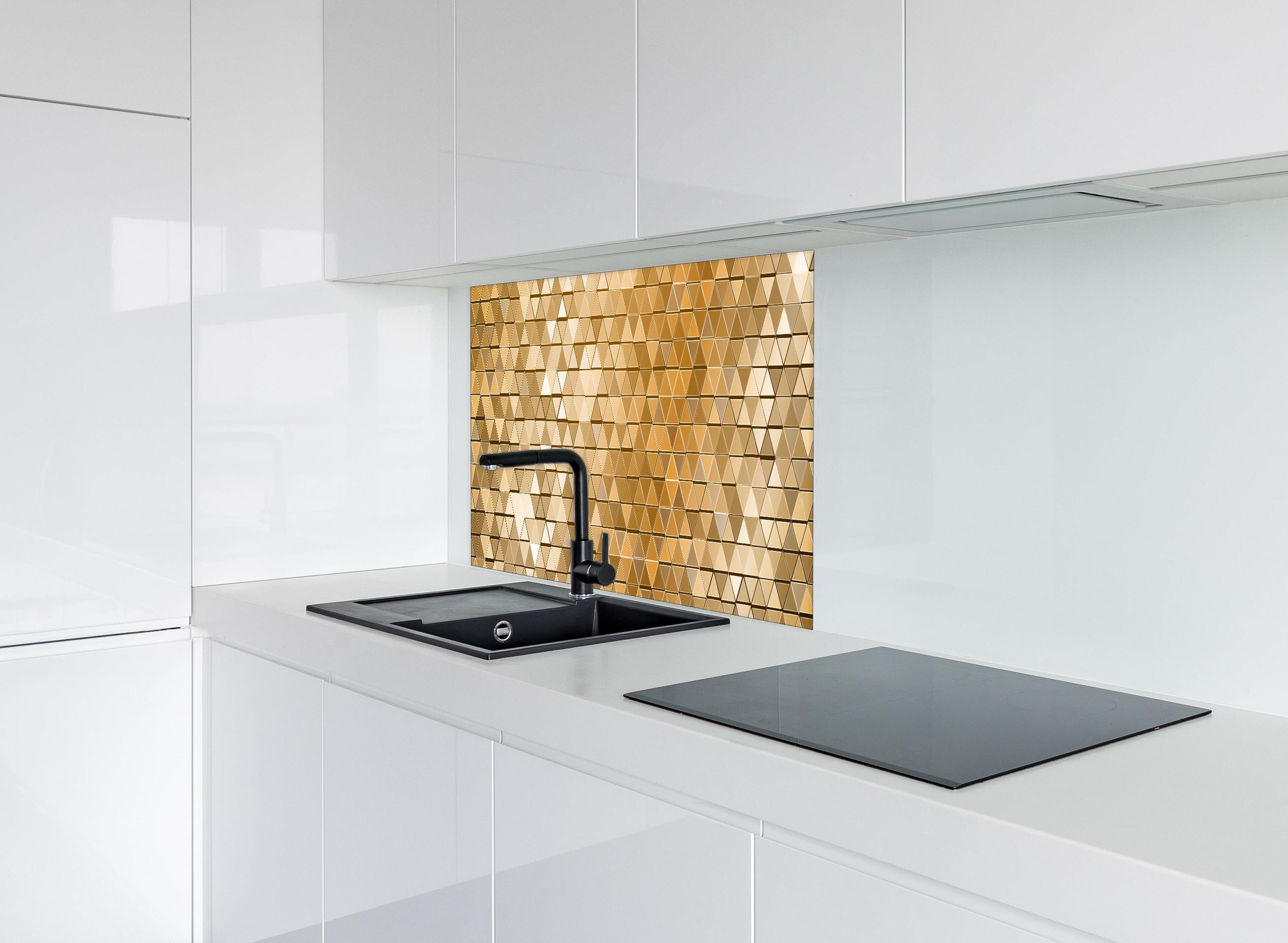 Spritzschutz - Abstrakte goldene Mosaik Wandverkleidung hinter einem Cerankochfeld zwischen Holz-Kochutensilien