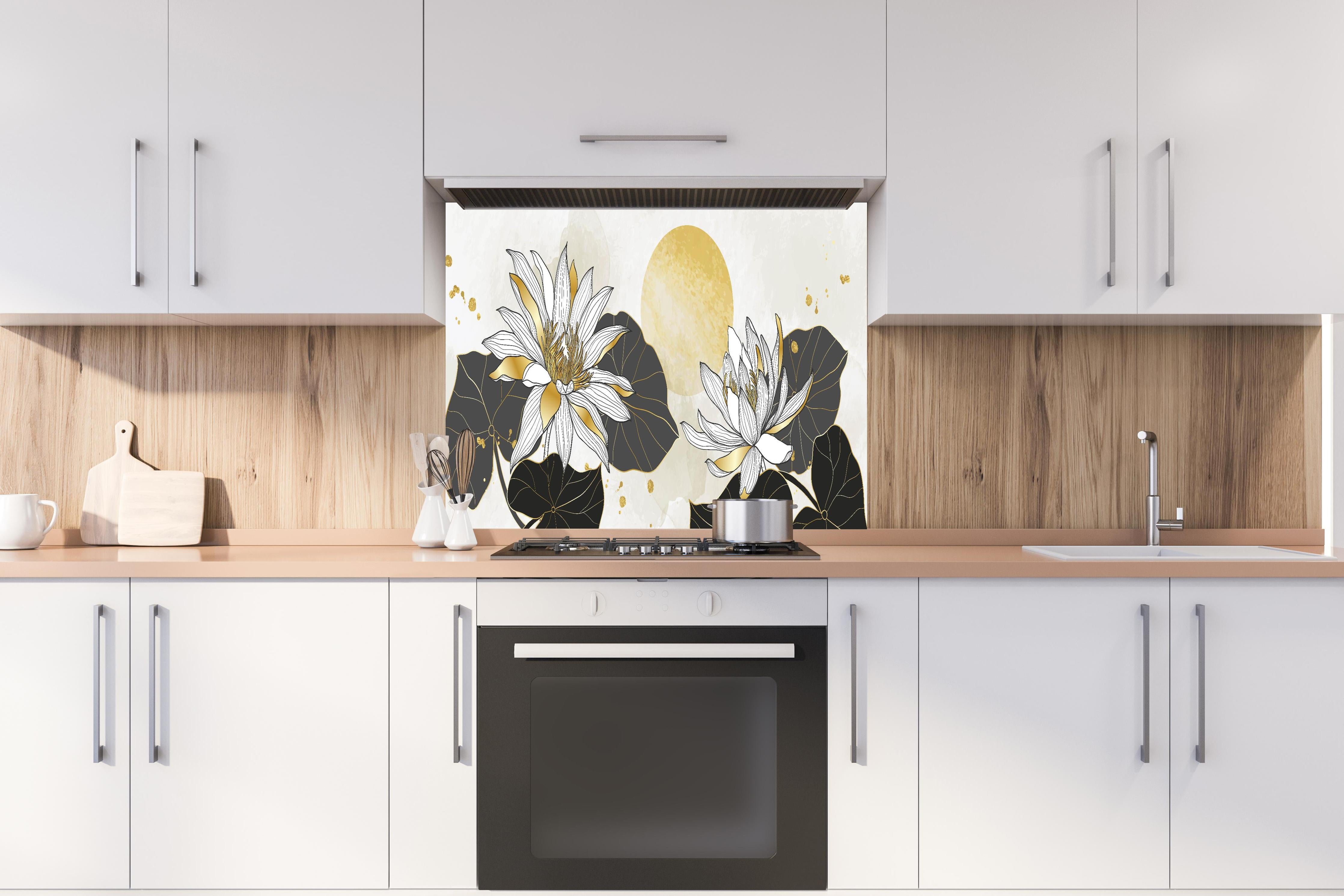 Spritzschutz - Abstrakte goldene Seerosen auf Leinwand hinter einem Cerankochfeld zwischen Holz-Kochutensilien