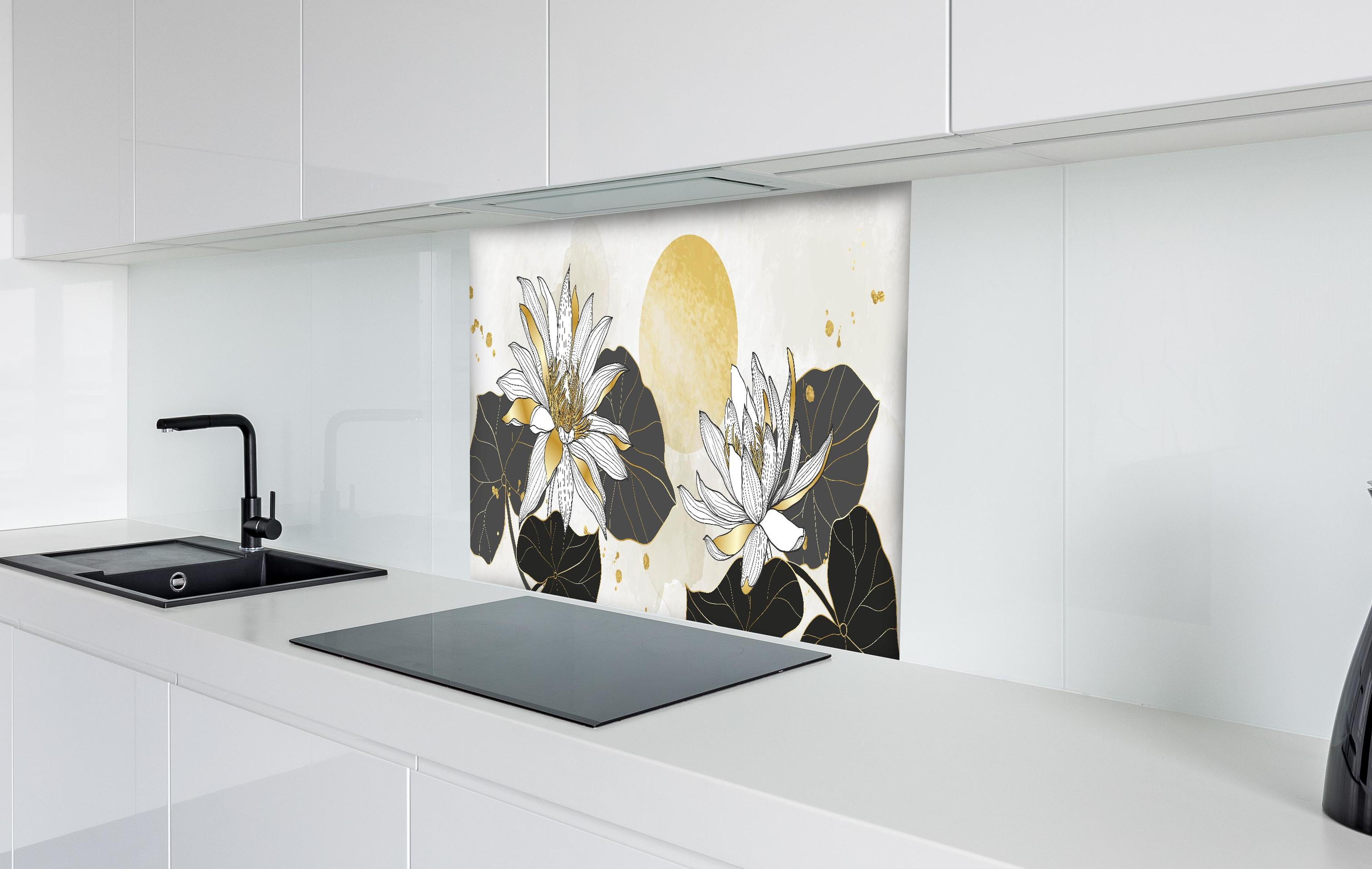 Spritzschutz - Abstrakte goldene Seerosen auf Leinwand hinter einem Cerankochfeld zwischen Holz-Kochutensilien
