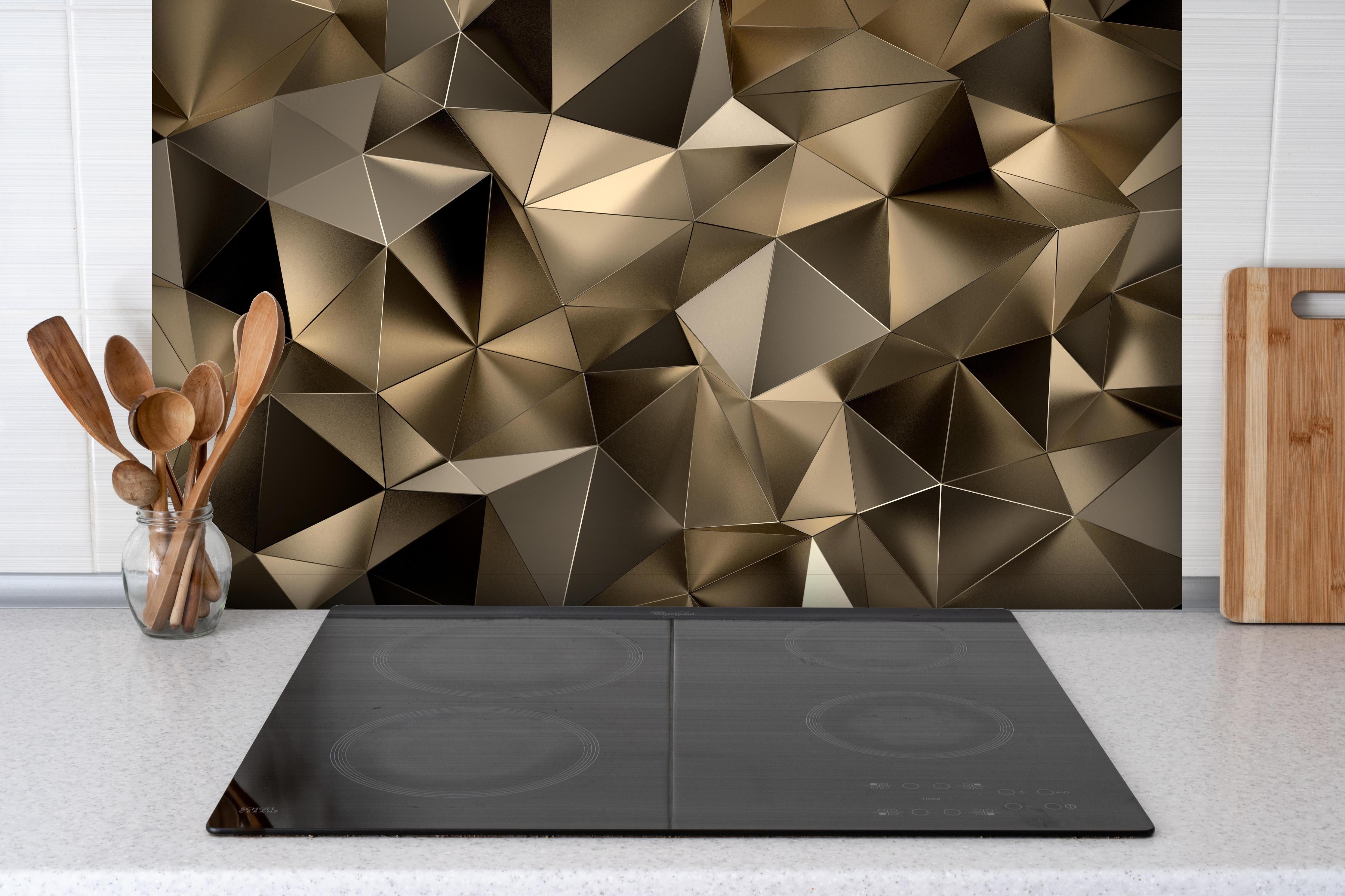 Spritzschutz - Abstrakte goldene triangulare Kristalltextur hinter einem Cerankochfeld zwischen Holz-Kochutensilien