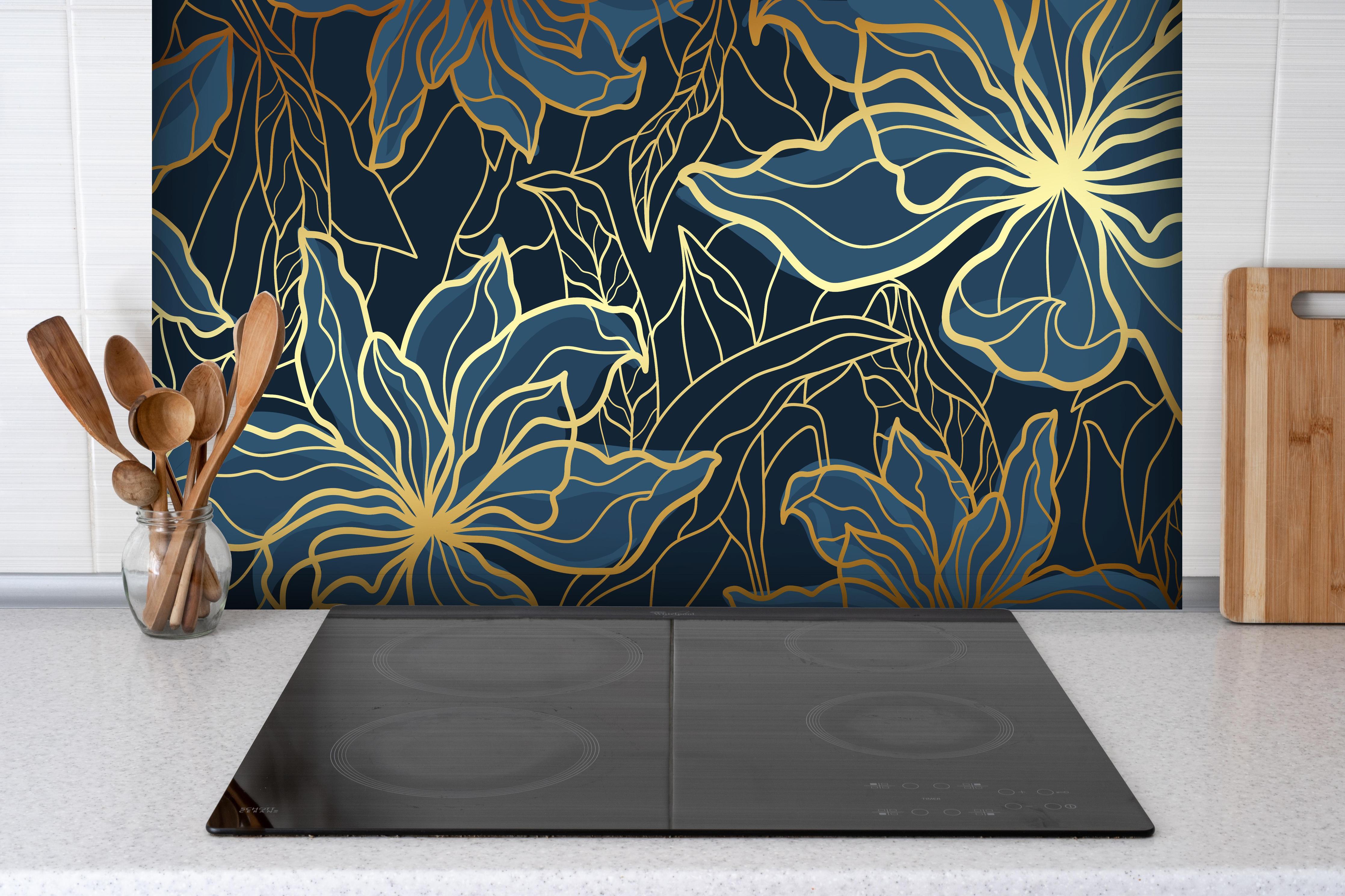 Spritzschutz - Abstrakte golende Petrol-Blüten hinter einem Cerankochfeld zwischen Holz-Kochutensilien