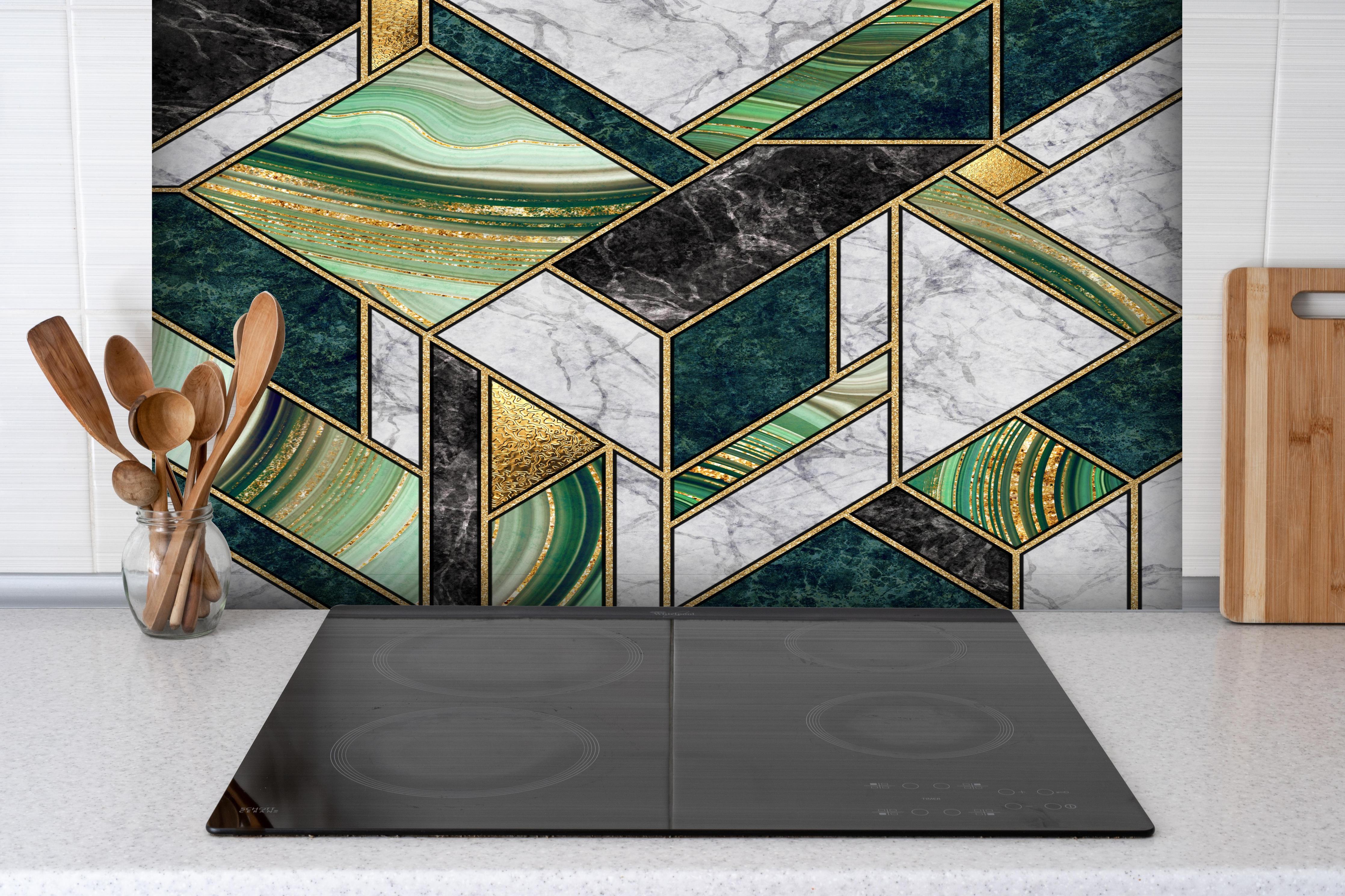 Spritzschutz - Abstrakte grün-goldene Marmormosaik Tapete hinter einem Cerankochfeld zwischen Holz-Kochutensilien
