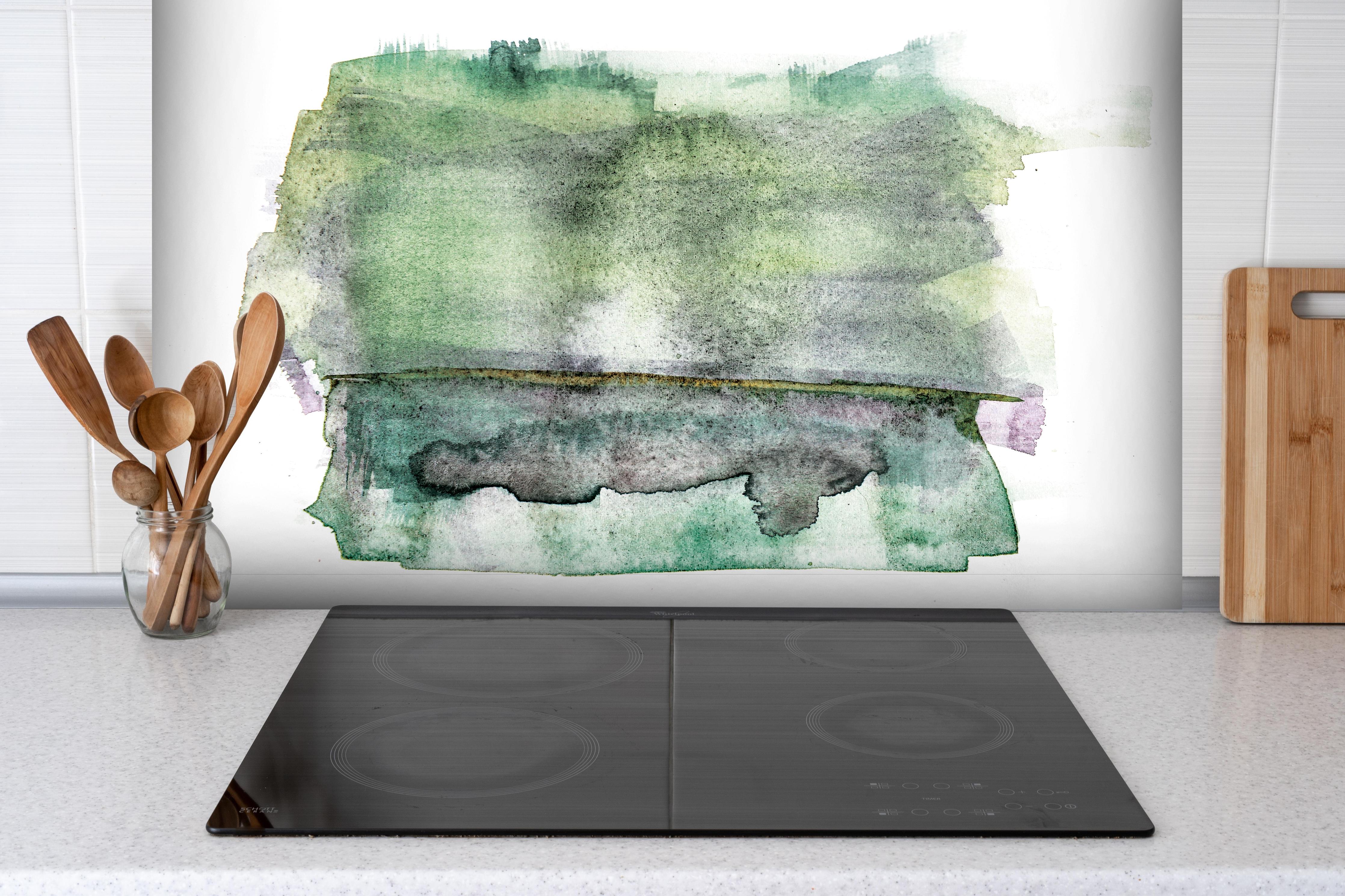 Spritzschutz - Abstrakte grün-weiße Aquarelltextur auf Papier hinter einem Cerankochfeld zwischen Holz-Kochutensilien