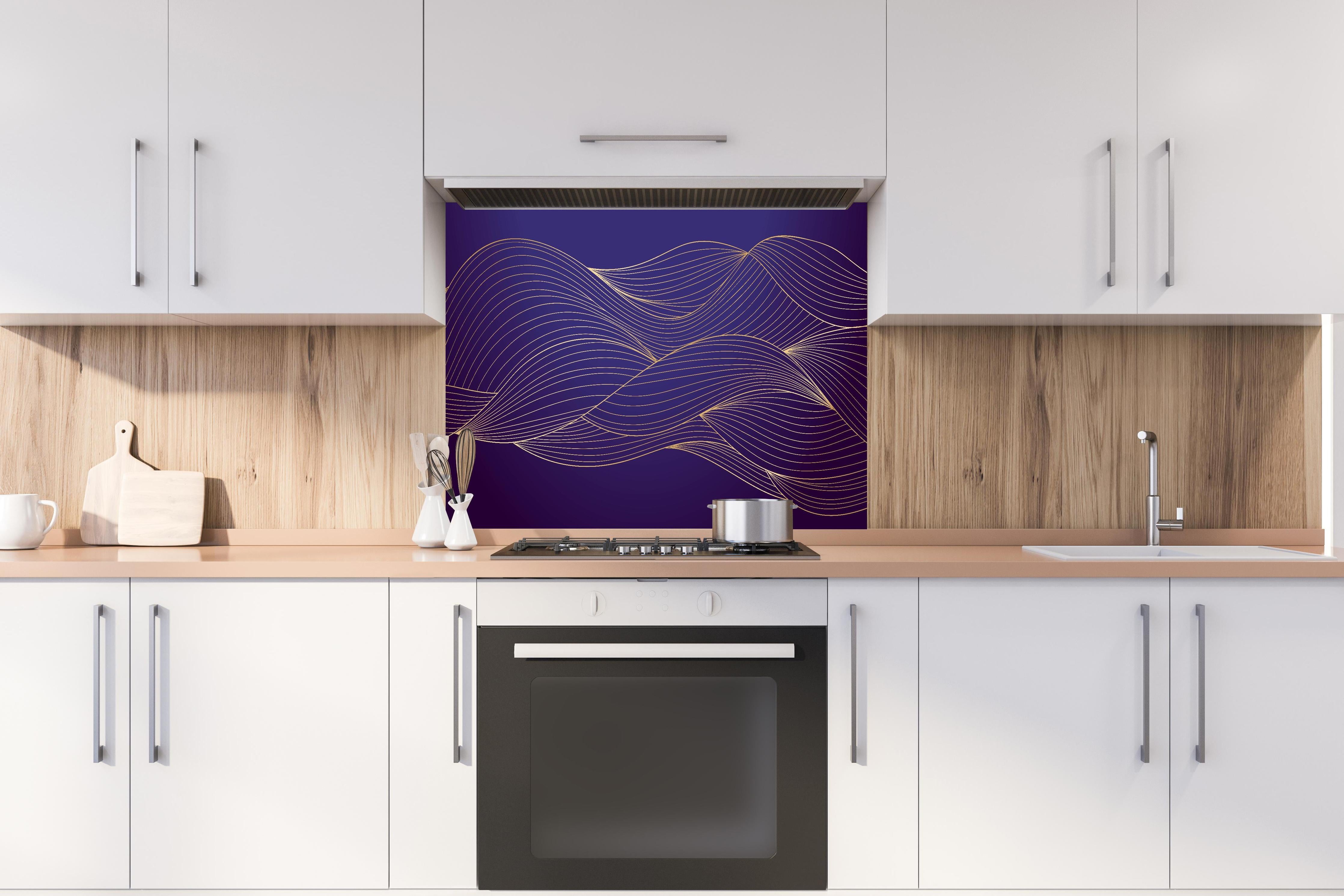 Spritzschutz - Abstrakte lila-goldene Wellen Linienillustration hinter einem Cerankochfeld zwischen Holz-Kochutensilien