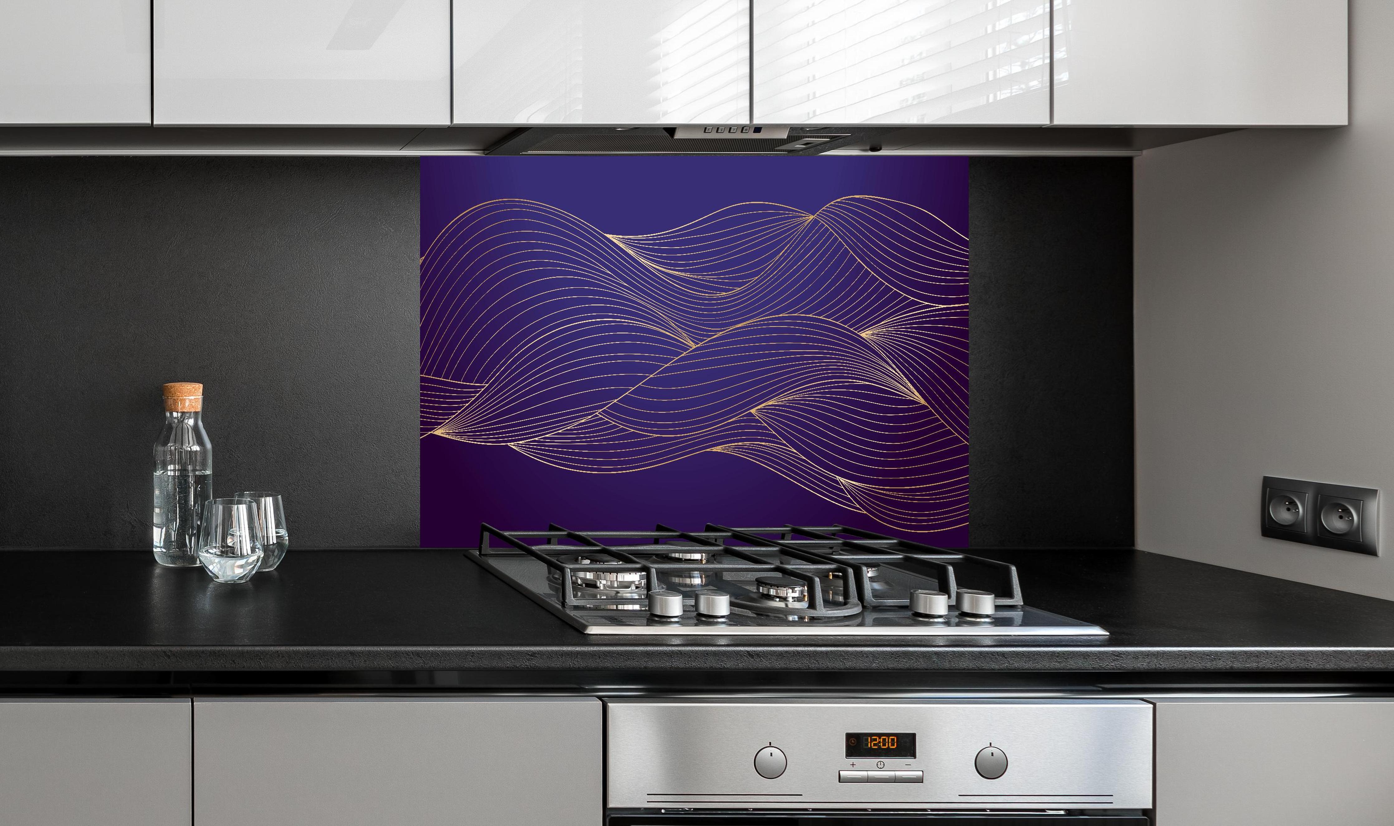 Spritzschutz - Abstrakte lila-goldene Wellen Linienillustration hinter einem Cerankochfeld zwischen Holz-Kochutensilien