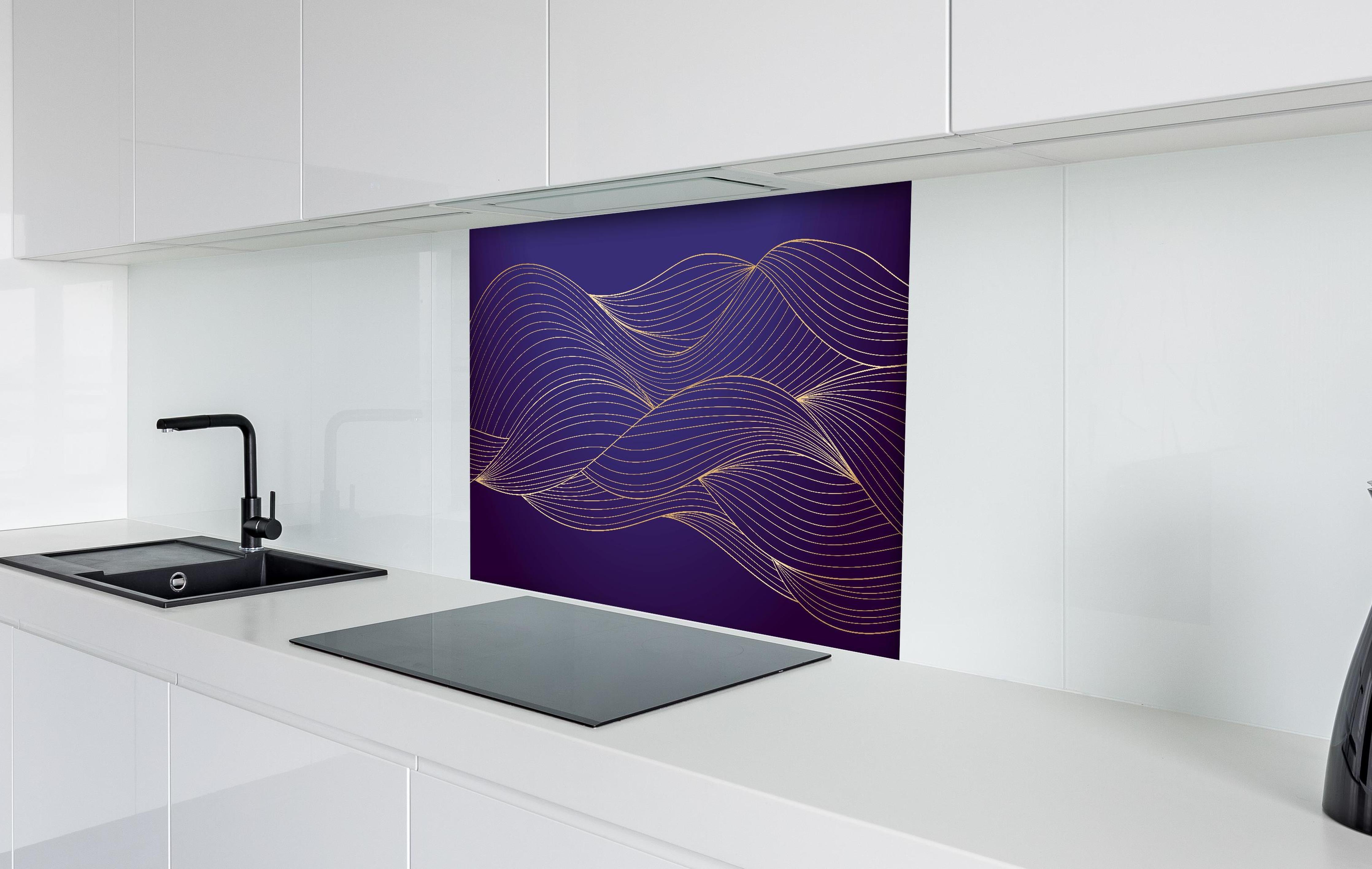 Spritzschutz - Abstrakte lila-goldene Wellen Linienillustration hinter einem Cerankochfeld zwischen Holz-Kochutensilien