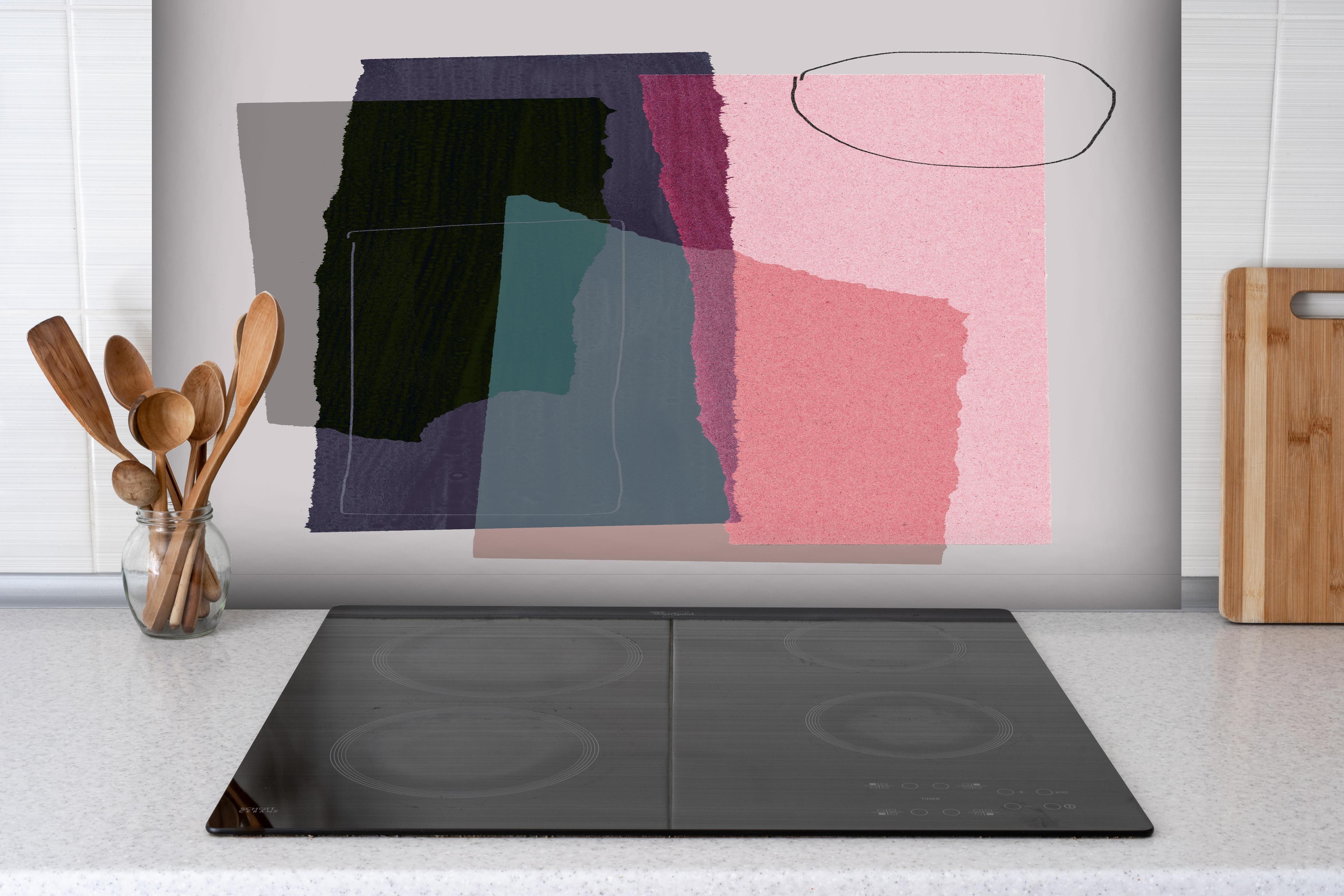 Spritzschutz - Abstrakte minimalistische Weiß-Ton-Textur hinter einem Cerankochfeld zwischen Holz-Kochutensilien