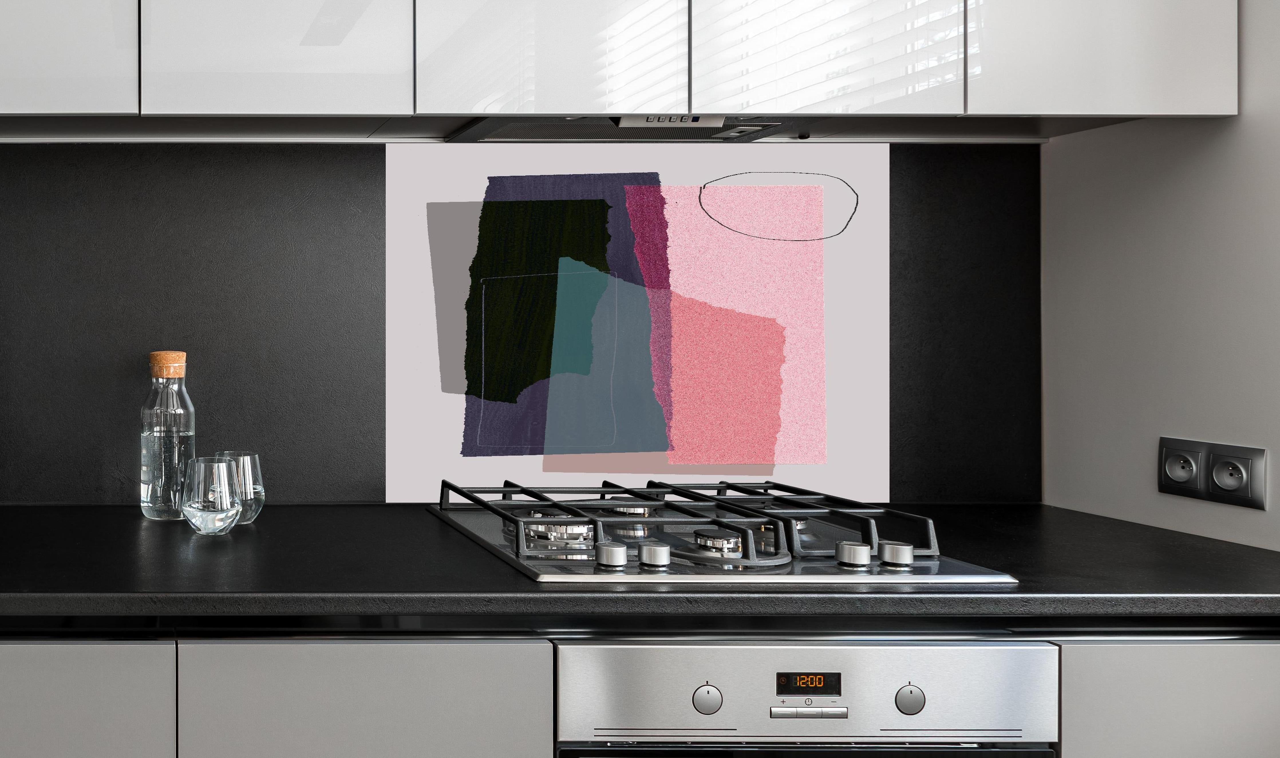 Spritzschutz - Abstrakte minimalistische Weiß-Ton-Textur hinter einem Cerankochfeld zwischen Holz-Kochutensilien