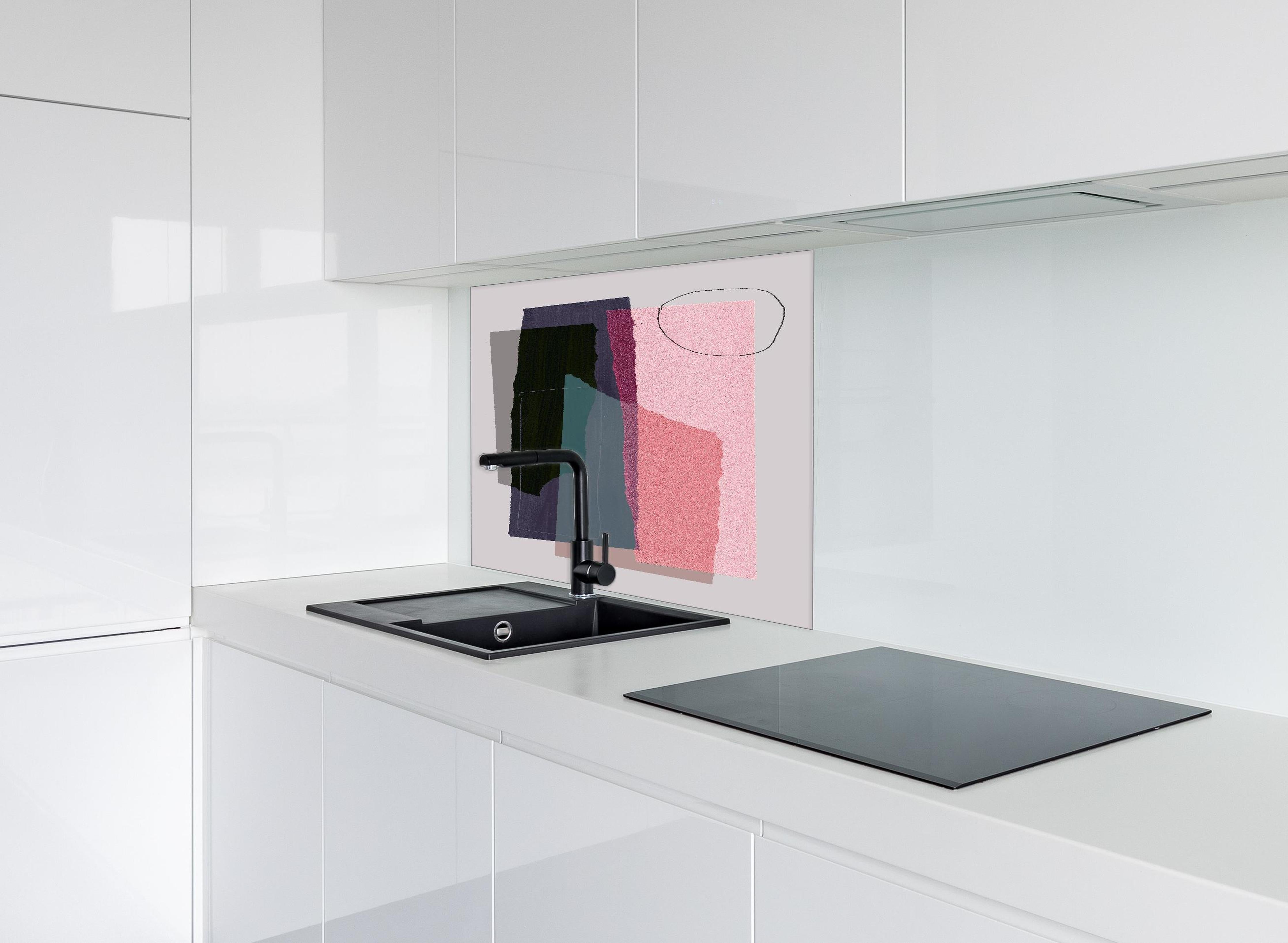 Spritzschutz - Abstrakte minimalistische Weiß-Ton-Textur hinter einem Cerankochfeld zwischen Holz-Kochutensilien