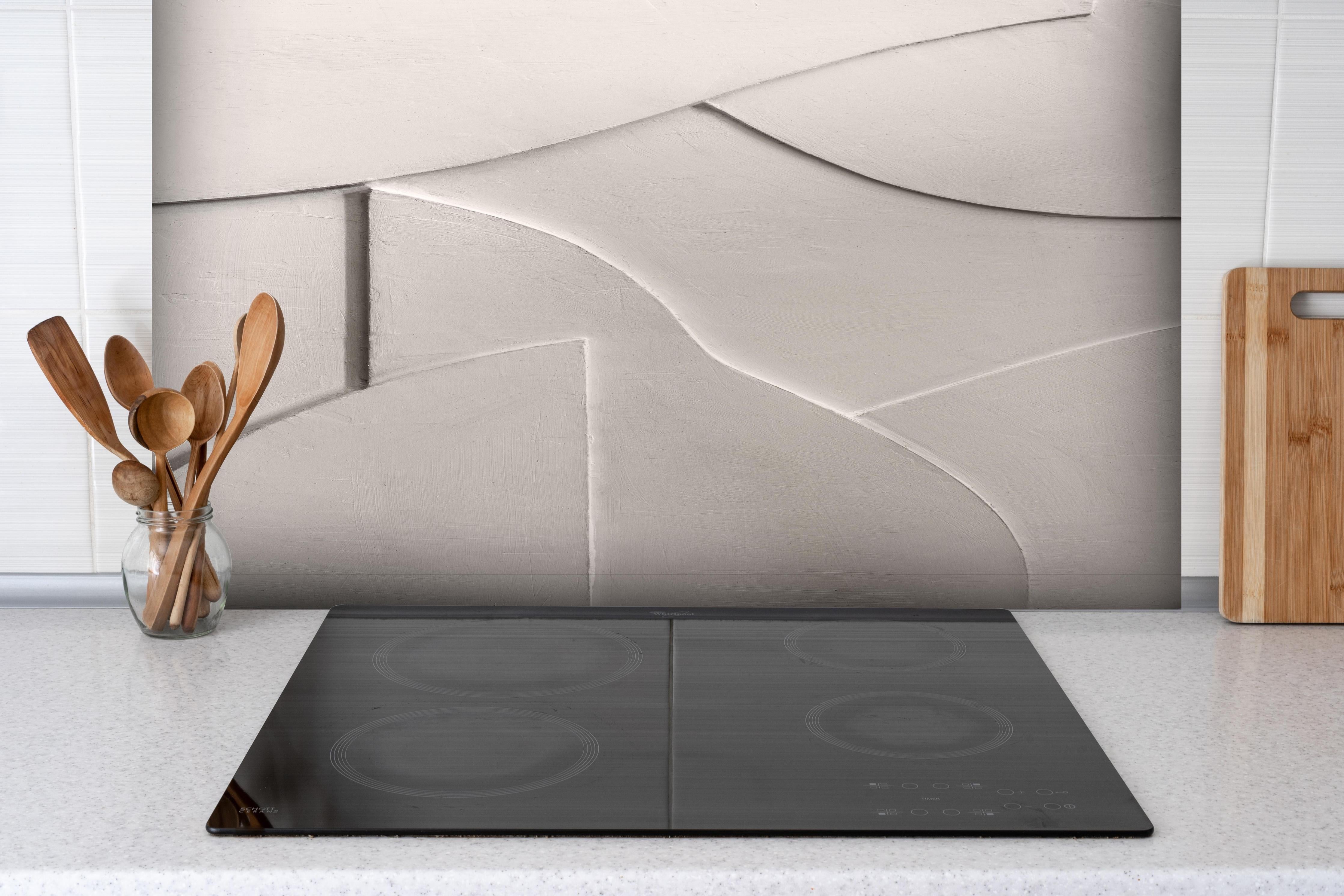 Spritzschutz - Abstrakte minimalistische Weiß-Ton-Textur hinter einem Cerankochfeld zwischen Holz-Kochutensilien