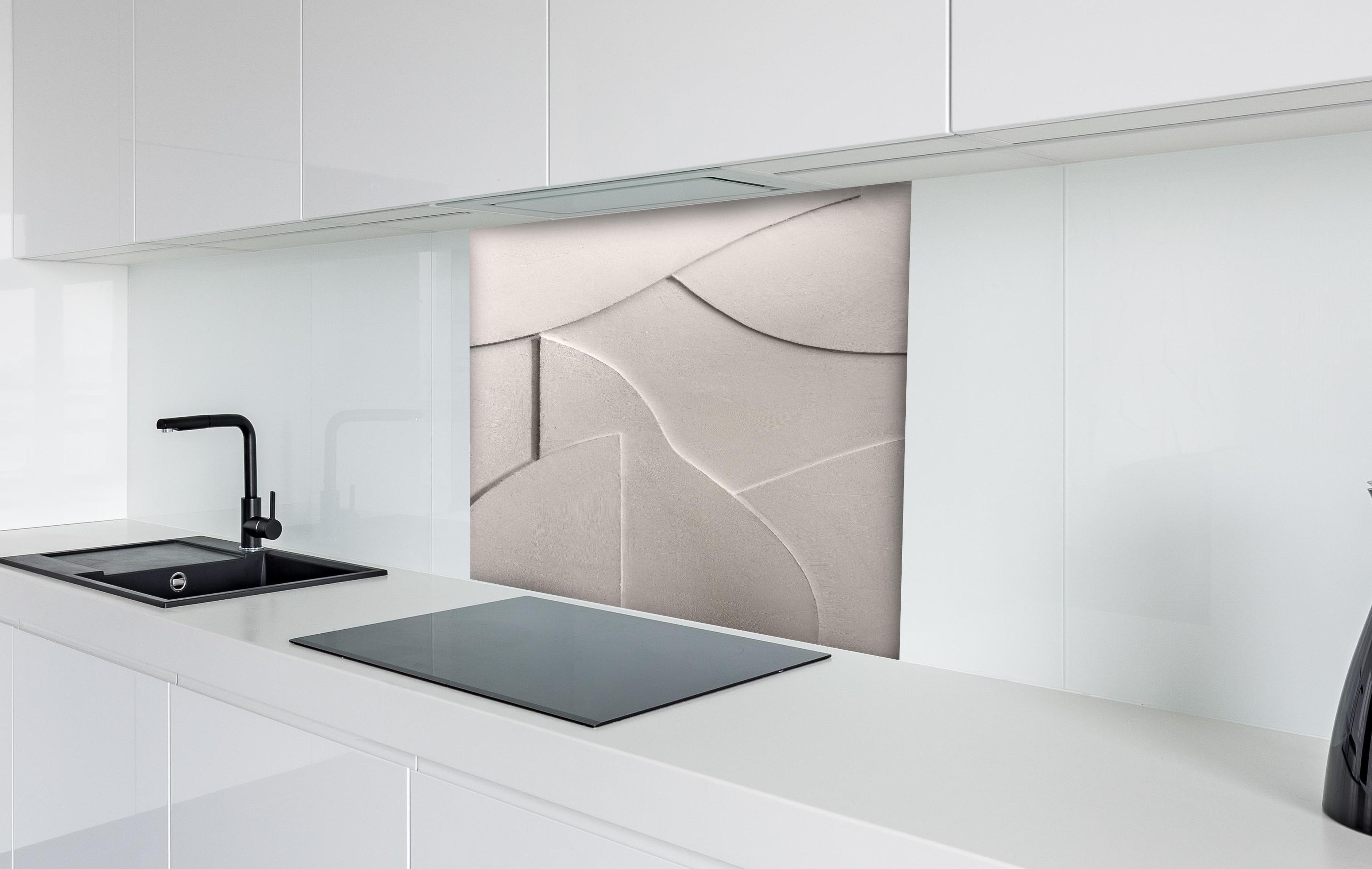 Spritzschutz - Abstrakte minimalistische Weiß-Ton-Textur hinter einem Cerankochfeld zwischen Holz-Kochutensilien