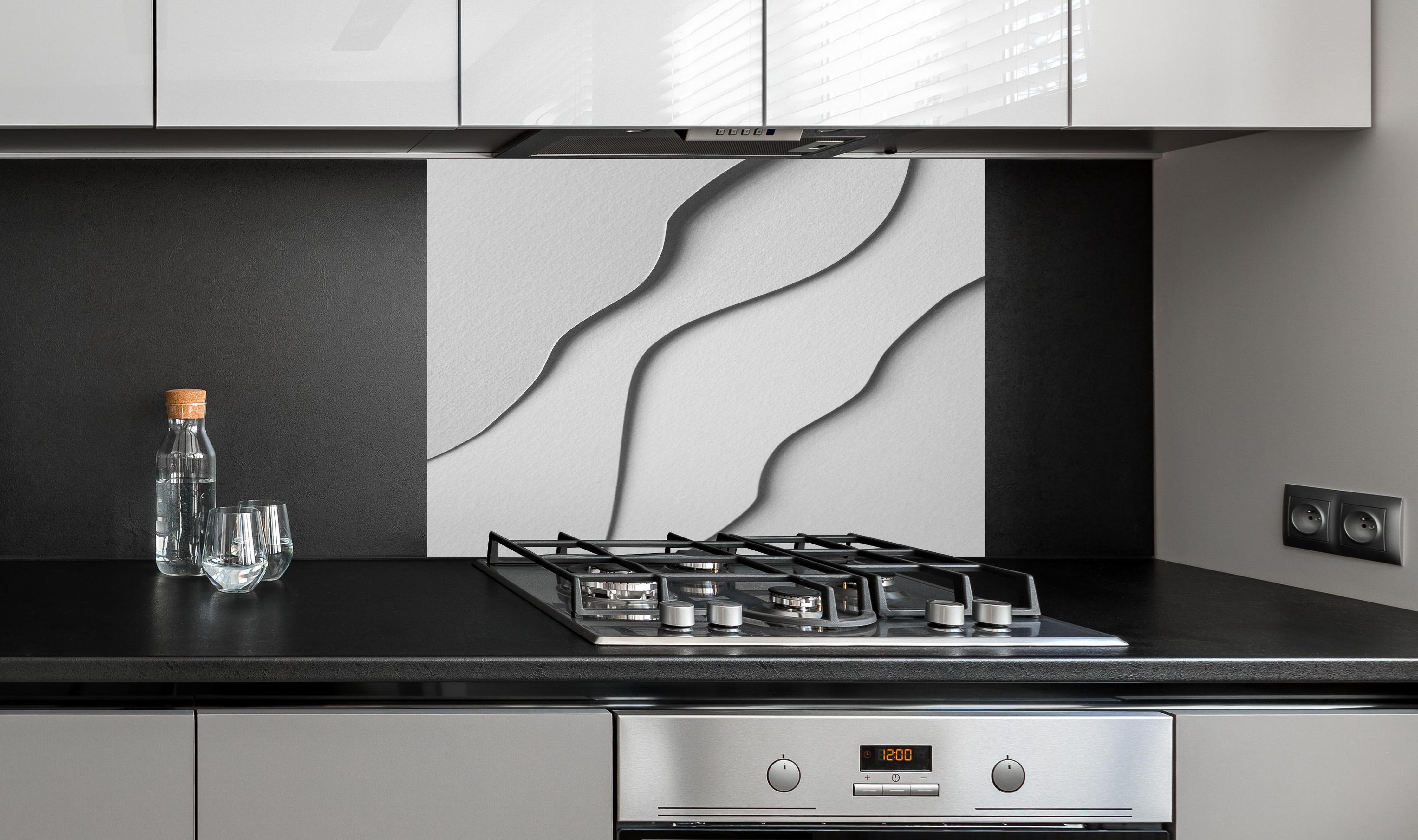 Spritzschutz - Abstrakte monochrome Papierwellen in Pastell hinter einem Cerankochfeld zwischen Holz-Kochutensilien