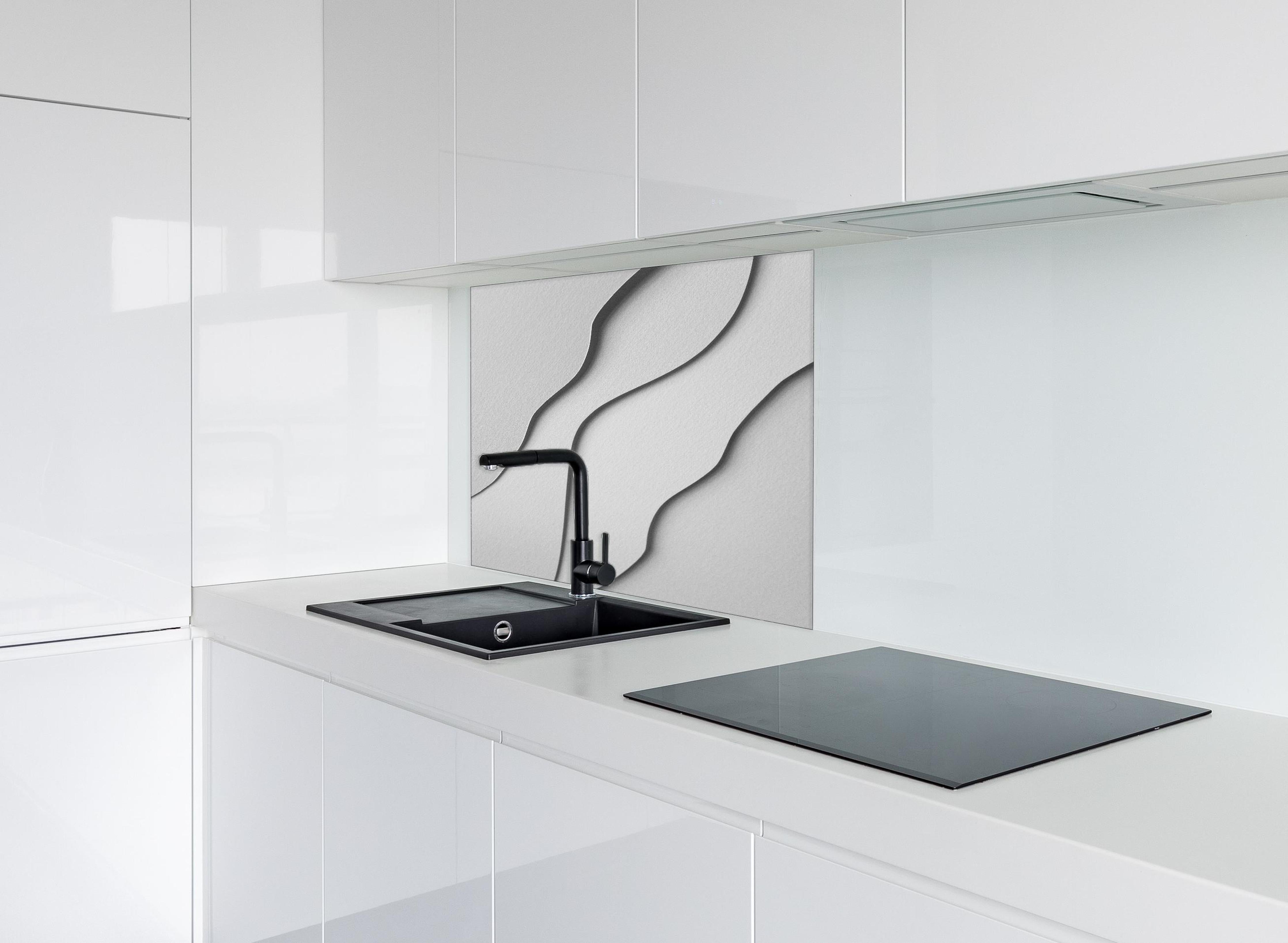 Spritzschutz - Abstrakte monochrome Papierwellen in Pastell hinter einem Cerankochfeld zwischen Holz-Kochutensilien