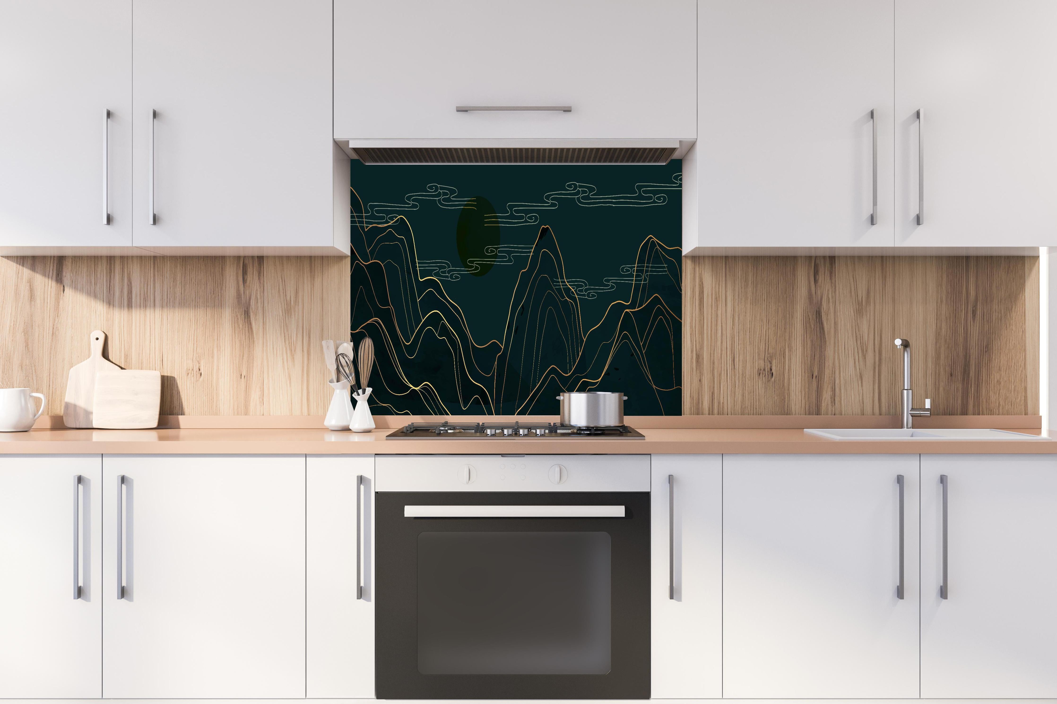 Spritzschutz - Abstrakte nächtliche Berge Linienkunst hinter einem Cerankochfeld zwischen Holz-Kochutensilien