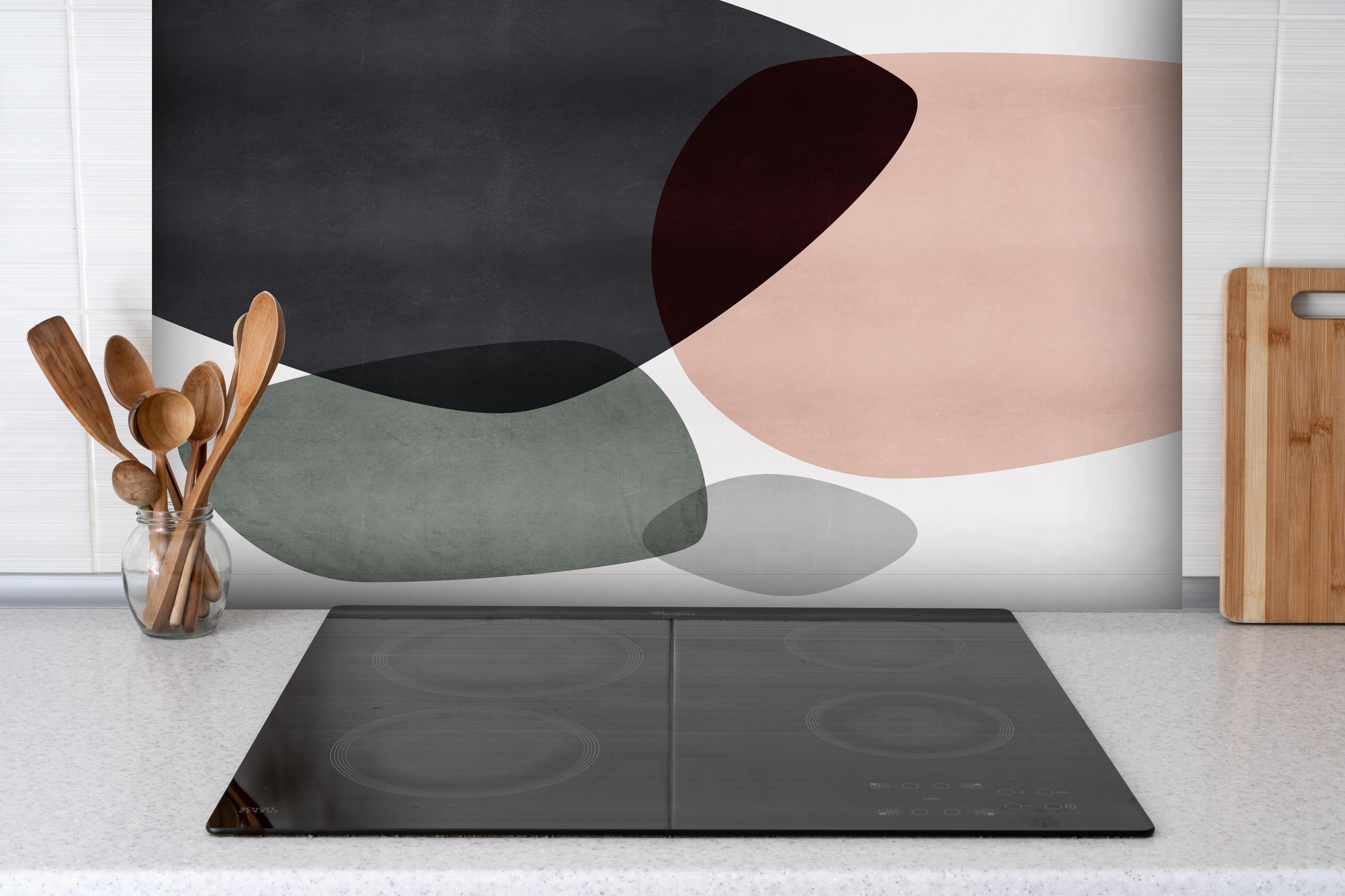 Spritzschutz - Abstrakte organische Shapes in Pastelltönen hinter einem Cerankochfeld zwischen Holz-Kochutensilien