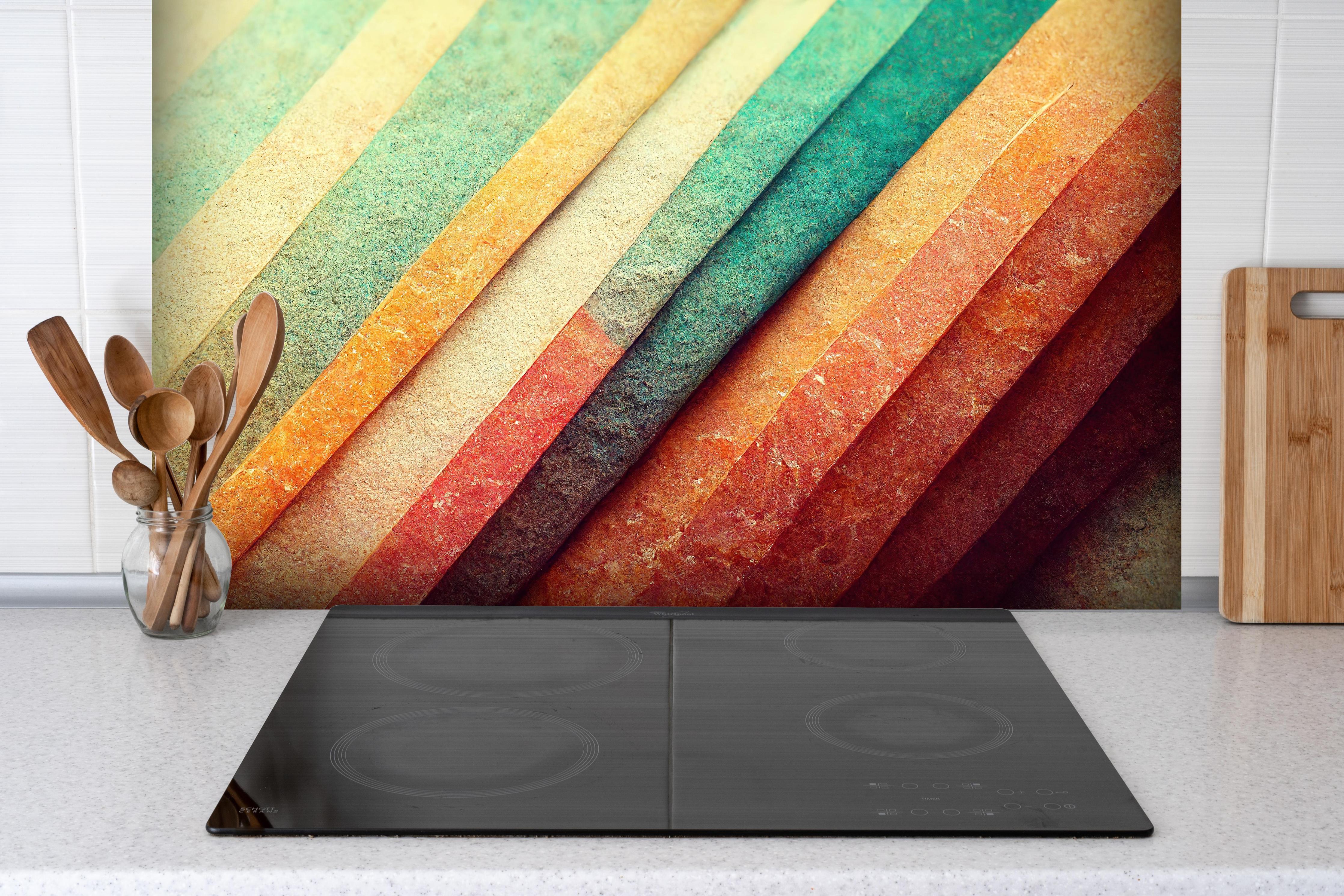 Spritzschutz - Abstrakte organische Streifen Hintergrund Tapete hinter einem Cerankochfeld zwischen Holz-Kochutensilien