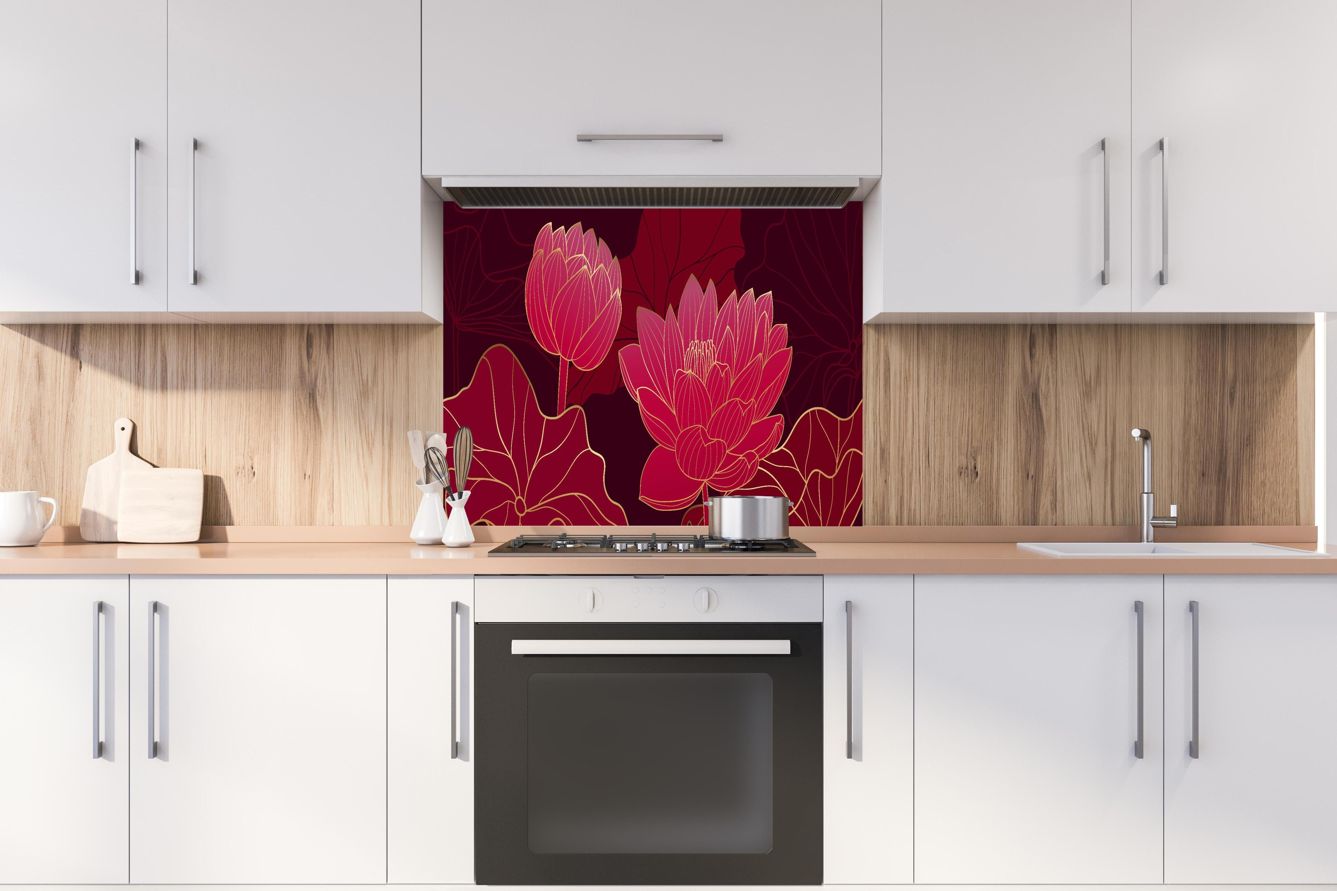 Spritzschutz - Abstrakte rote Lotusblüten Illustration hinter einem Cerankochfeld zwischen Holz-Kochutensilien