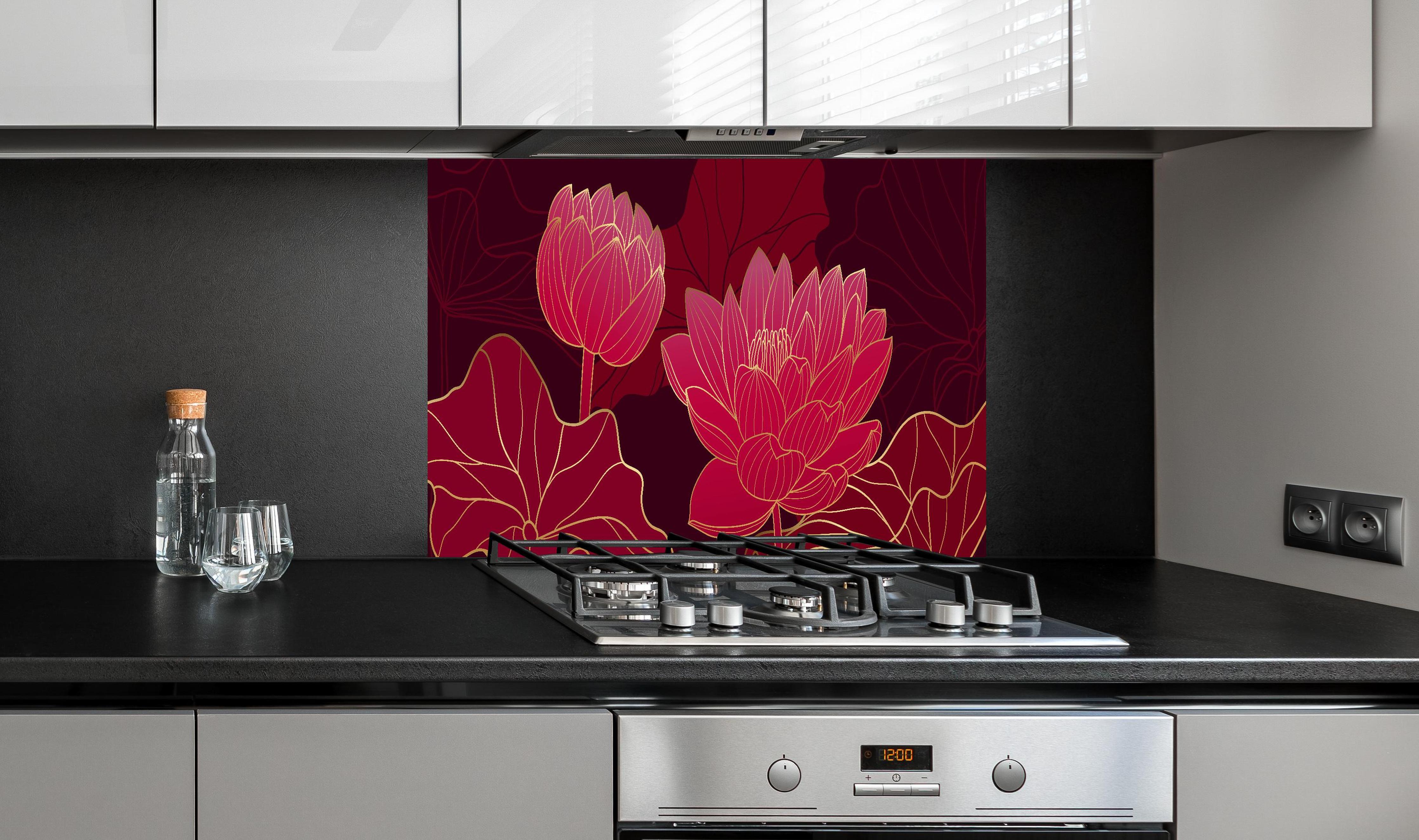Spritzschutz - Abstrakte rote Lotusblüten Illustration hinter einem Cerankochfeld zwischen Holz-Kochutensilien