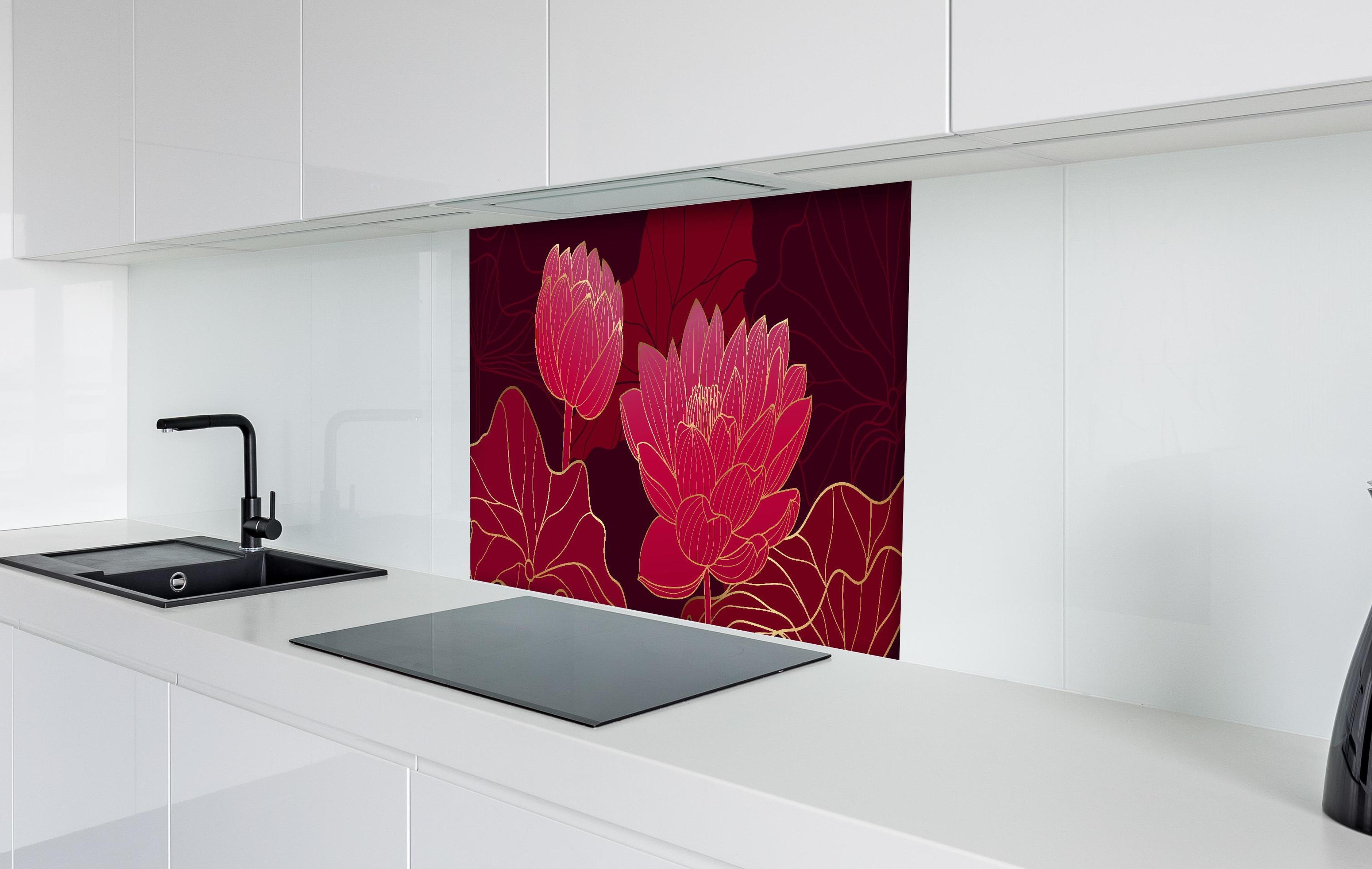 Spritzschutz - Abstrakte rote Lotusblüten Illustration hinter einem Cerankochfeld zwischen Holz-Kochutensilien