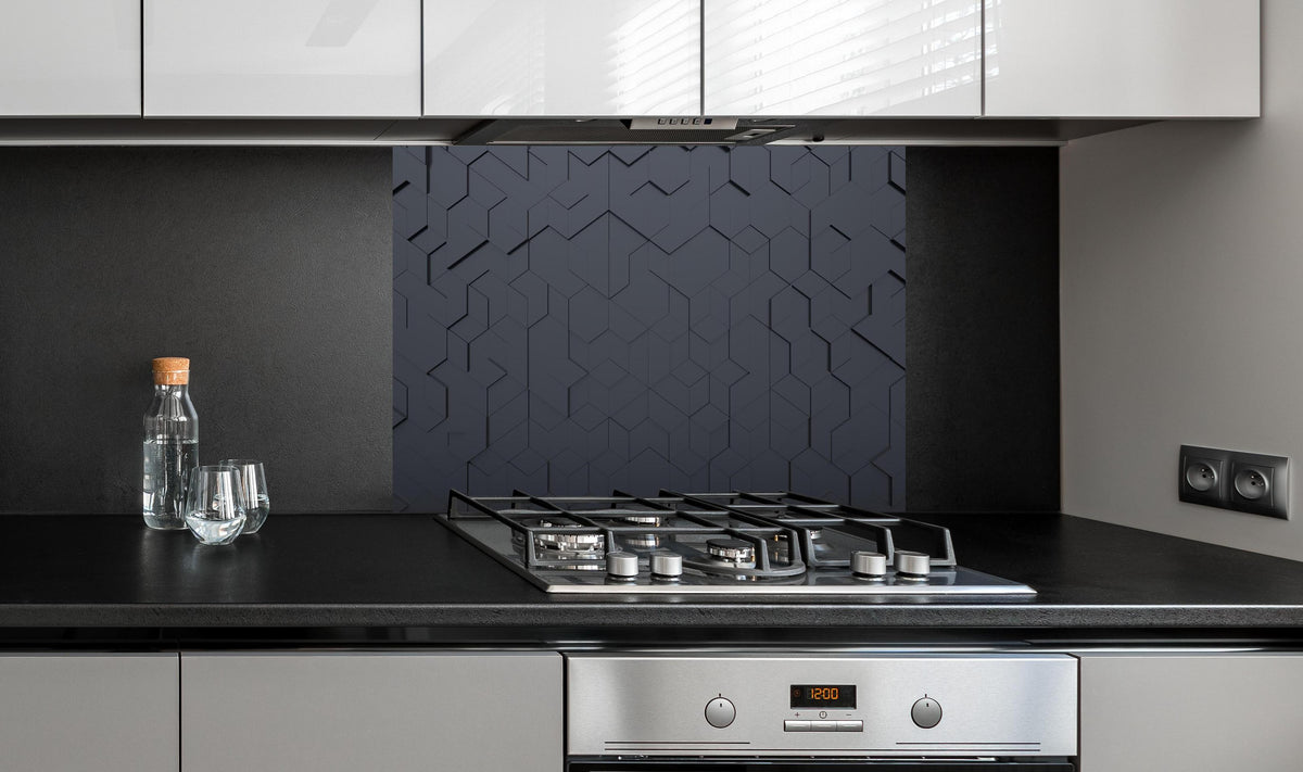 Spritzschutz - Abstrakte schwarze Technologie-Hexagon-Struktur hinter einem Cerankochfeld zwischen Holz-Kochutensilien