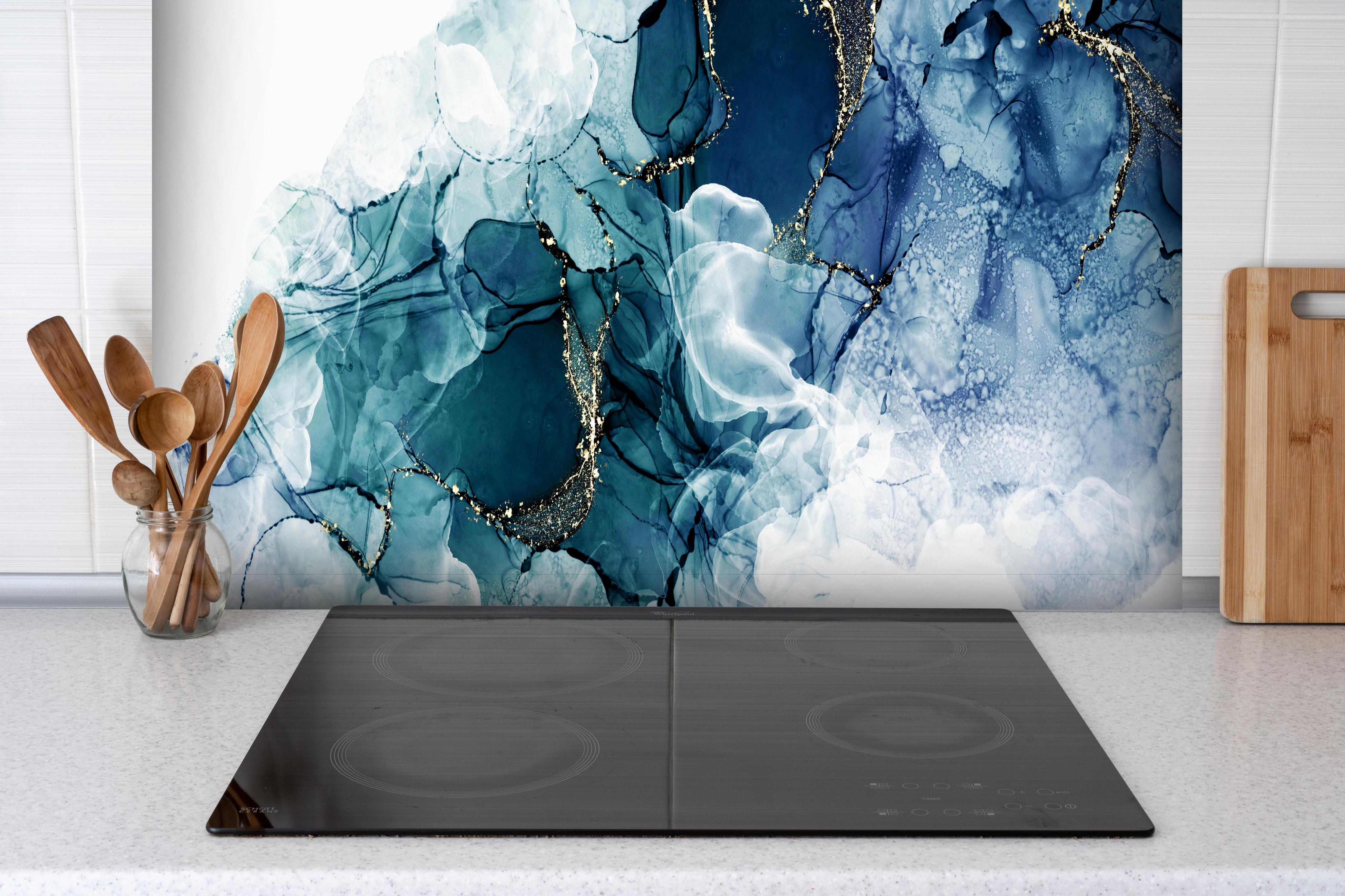 Spritzschutz - Abstrakte tiefblaue Kunst mit Goldadern hinter einem Cerankochfeld zwischen Holz-Kochutensilien