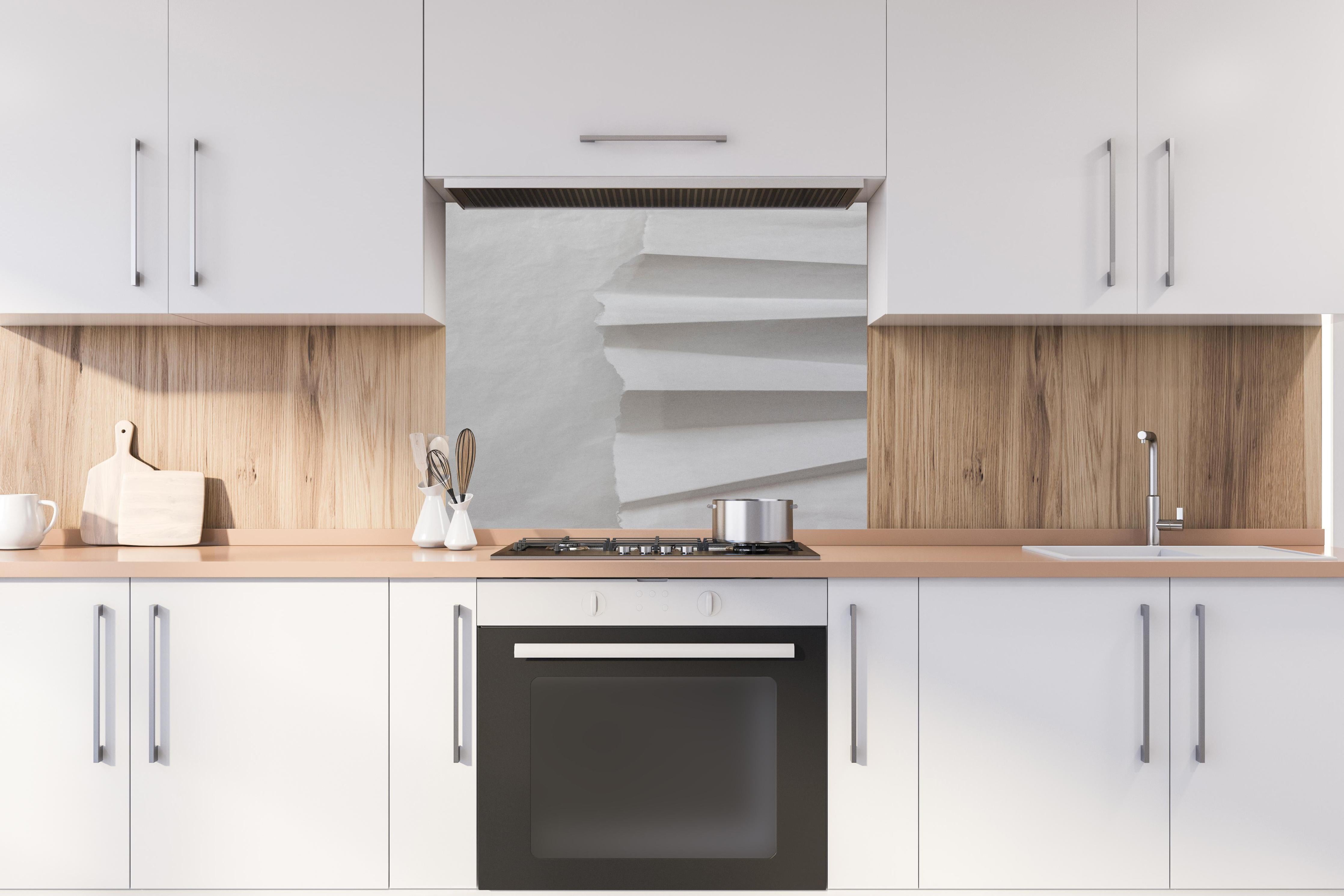 Spritzschutz - Abstrakte weiβe Papierkunst mit Grautönen hinter einem Cerankochfeld zwischen Holz-Kochutensilien