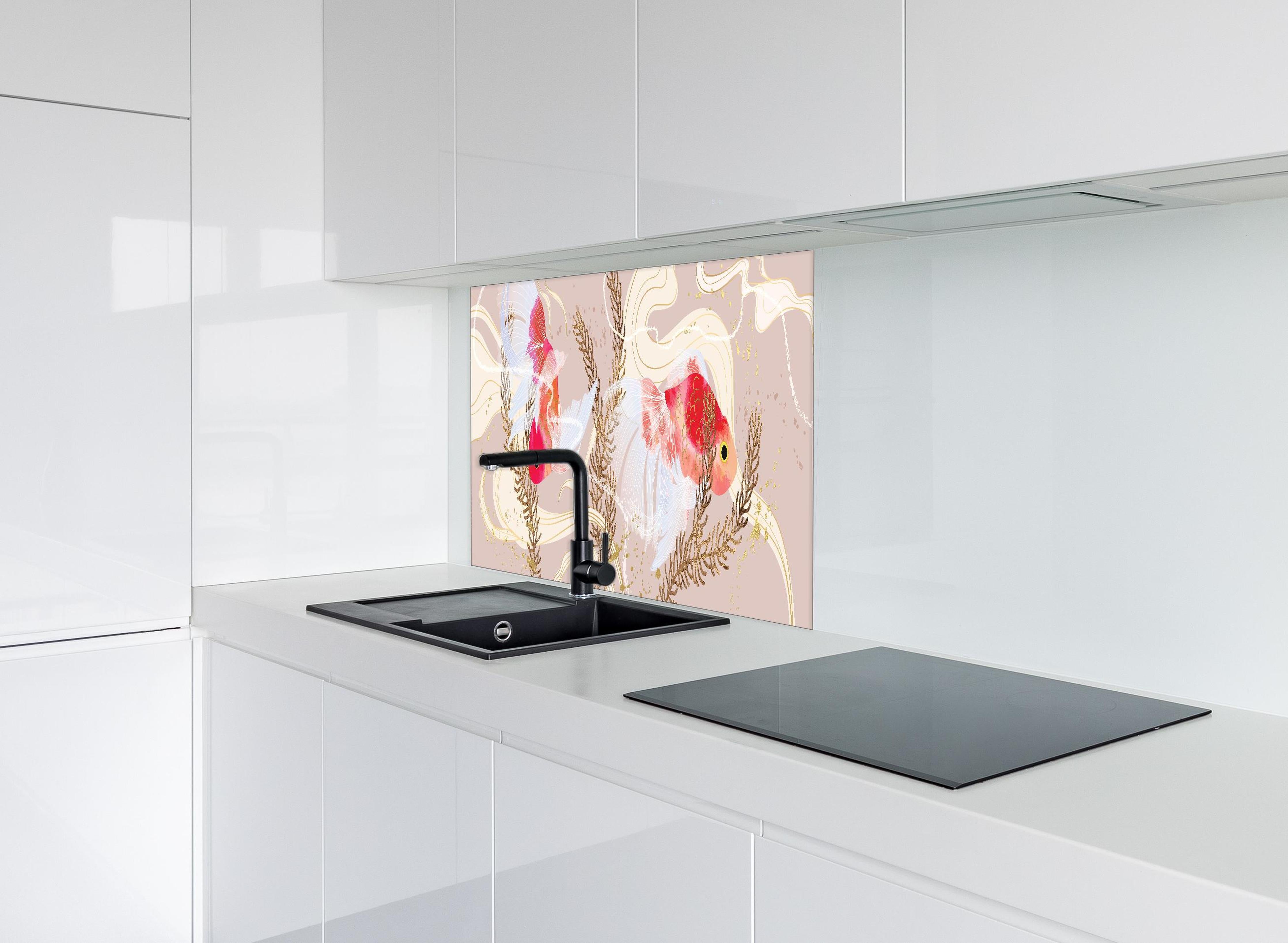 Spritzschutz - Abstrakter Beige-Rot Koi-Fisch Kunstdruck hinter einem Cerankochfeld zwischen Holz-Kochutensilien