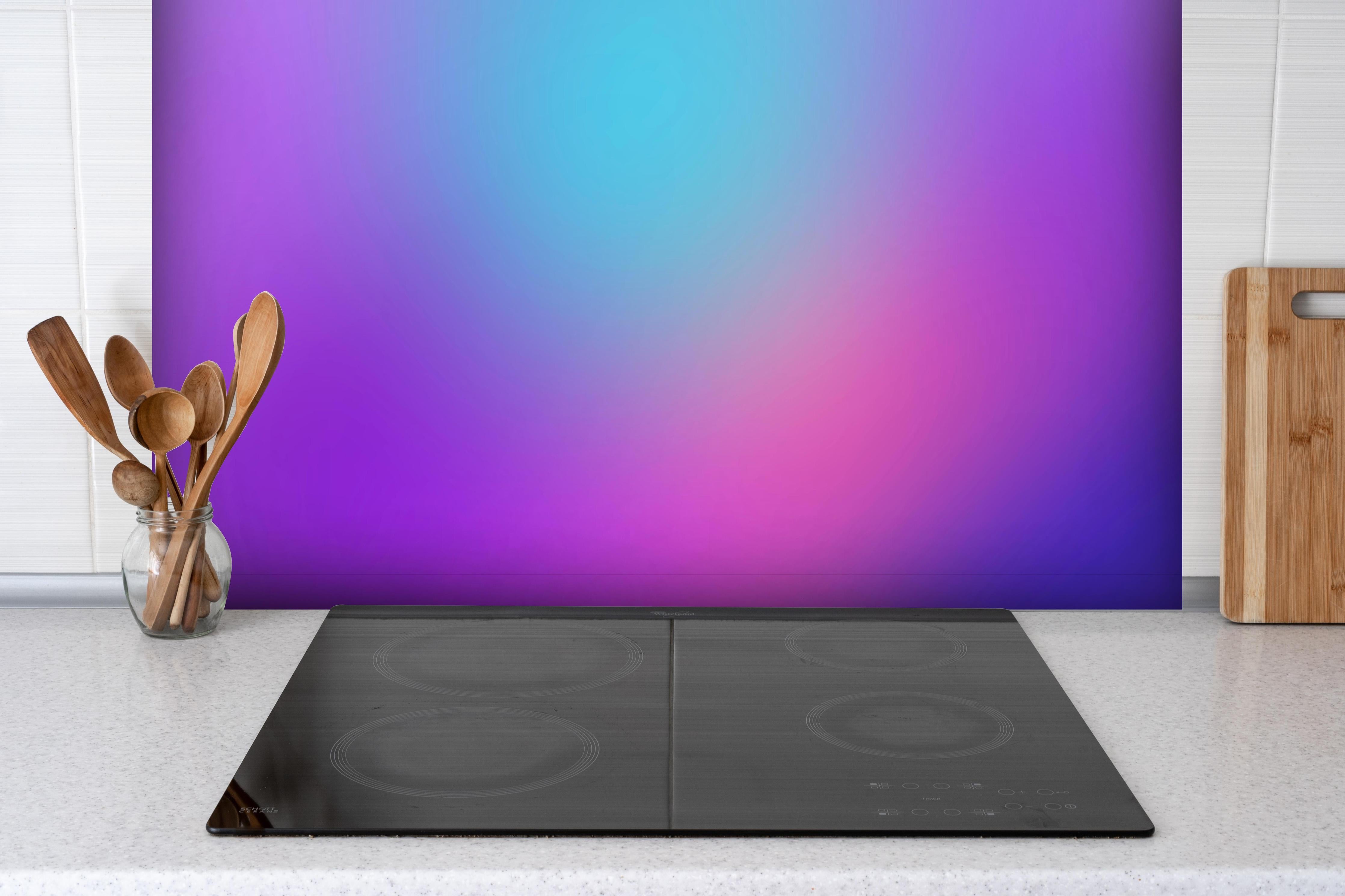Spritzschutz - Abstrakter Farbverlauf in Lila und Pink hinter einem Cerankochfeld zwischen Holz-Kochutensilien