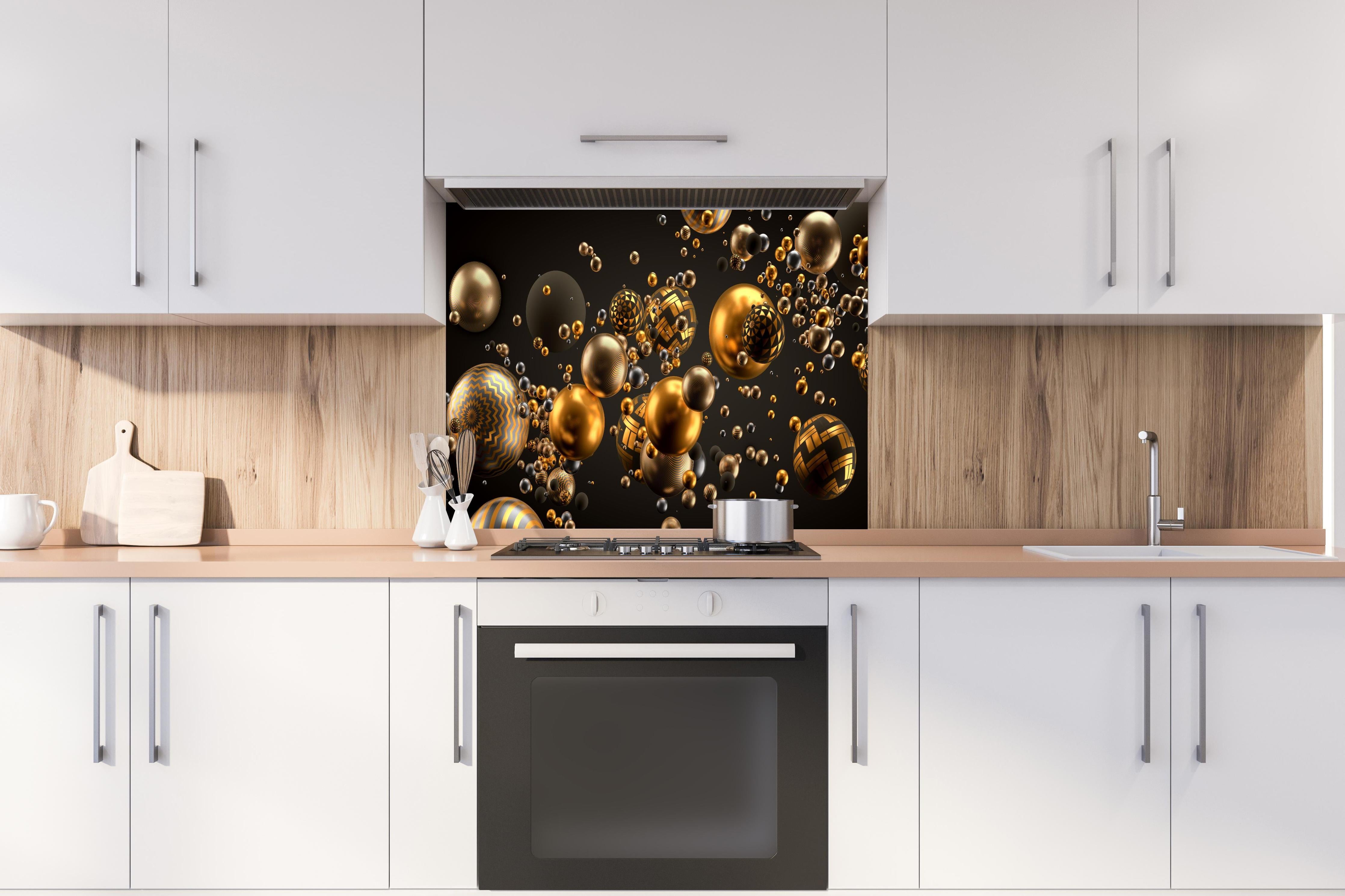 Spritzschutz - Abstrakter Hintergrund mit Bällen hinter einem Cerankochfeld zwischen Holz-Kochutensilien