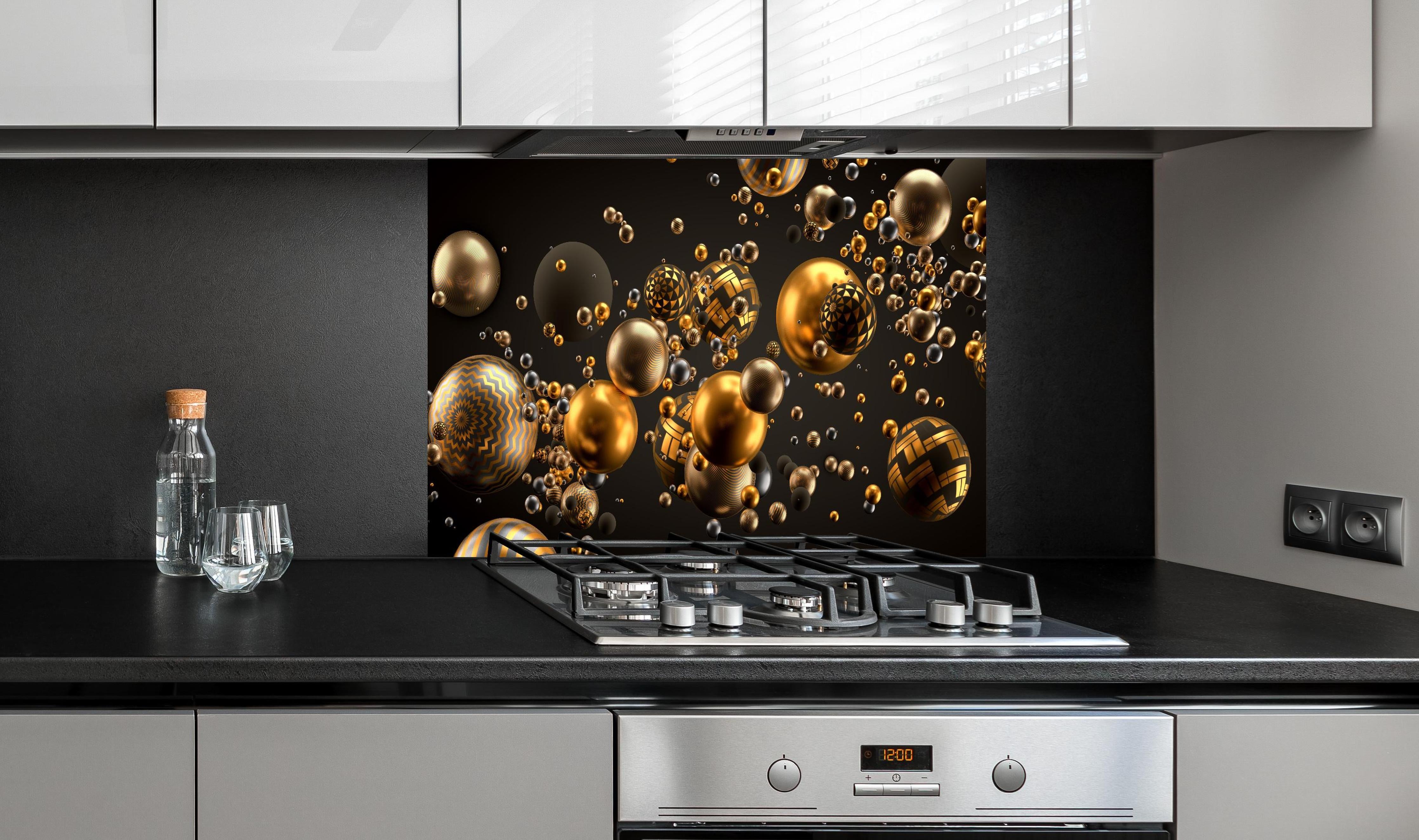 Spritzschutz - Abstrakter Hintergrund mit Bällen hinter einem Cerankochfeld zwischen Holz-Kochutensilien