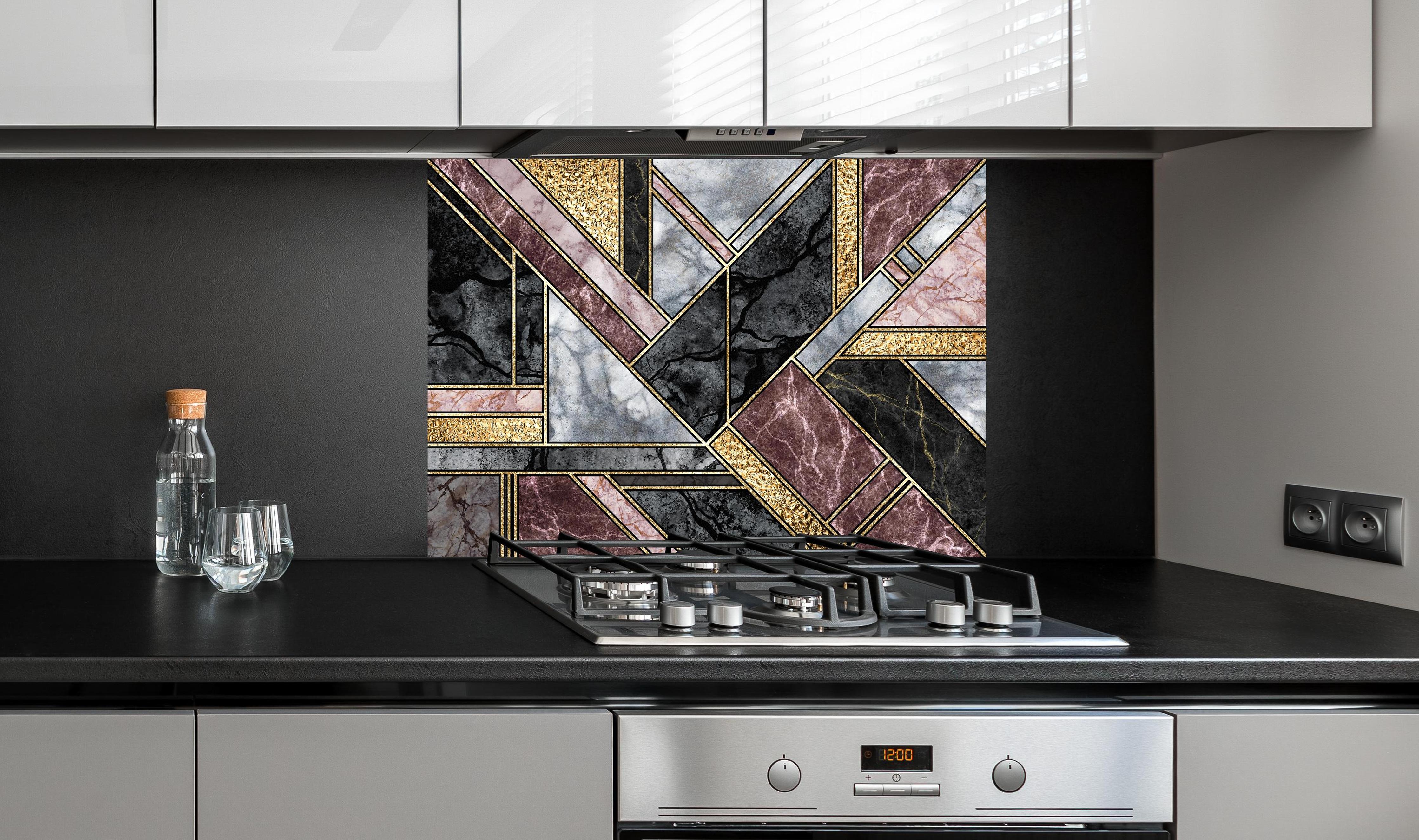 Spritzschutz - Abstrakter Marmor Mosaik Hintergrund hinter einem Cerankochfeld zwischen Holz-Kochutensilien