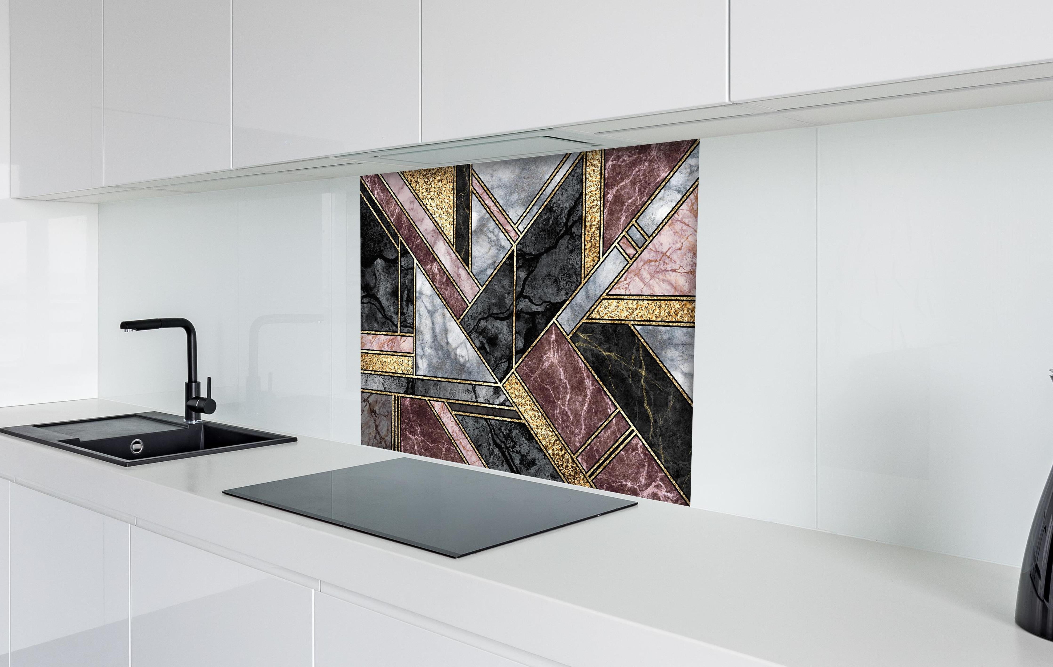 Spritzschutz - Abstrakter Marmor Mosaik Hintergrund hinter einem Cerankochfeld zwischen Holz-Kochutensilien