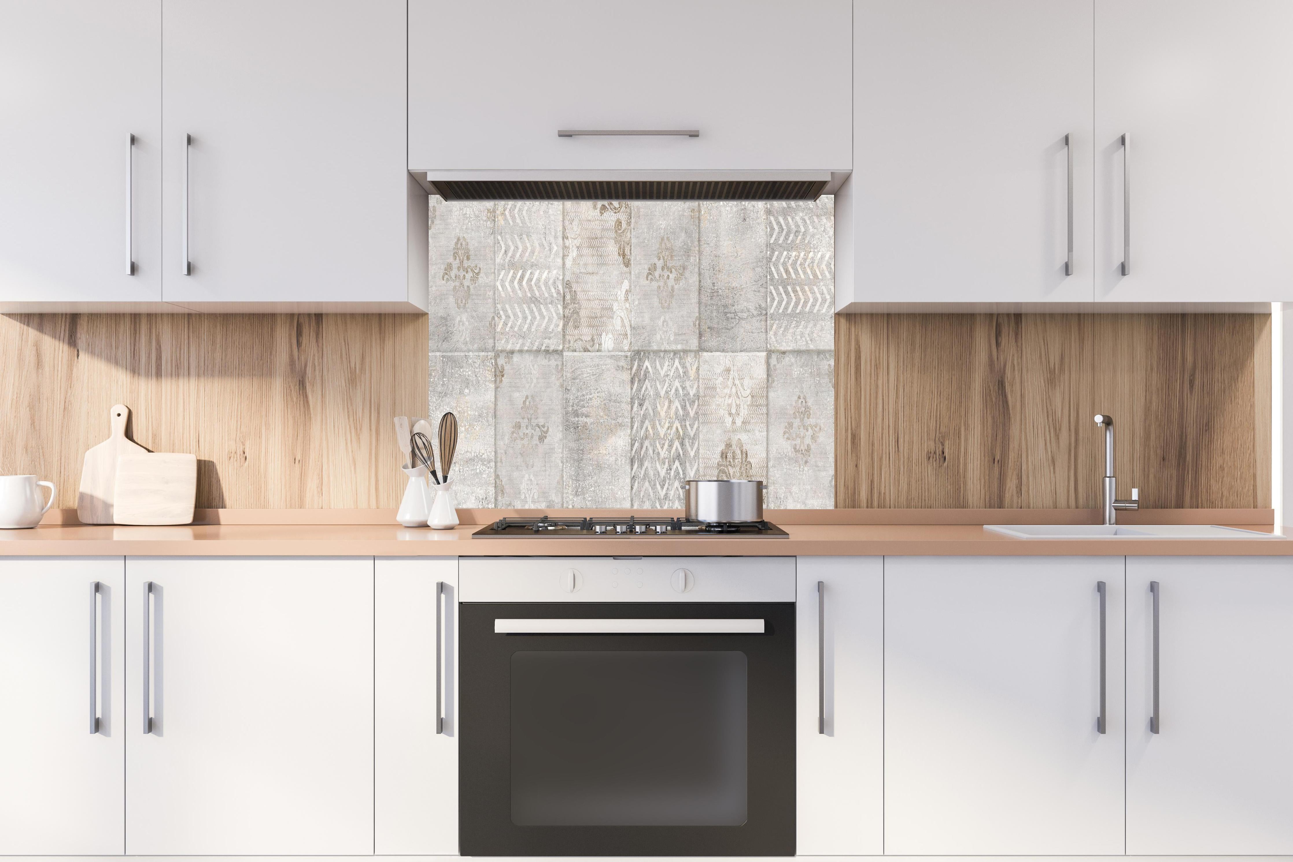 Spritzschutz - Abstrakter Mosaik Hintergrund hinter einem Cerankochfeld zwischen Holz-Kochutensilien