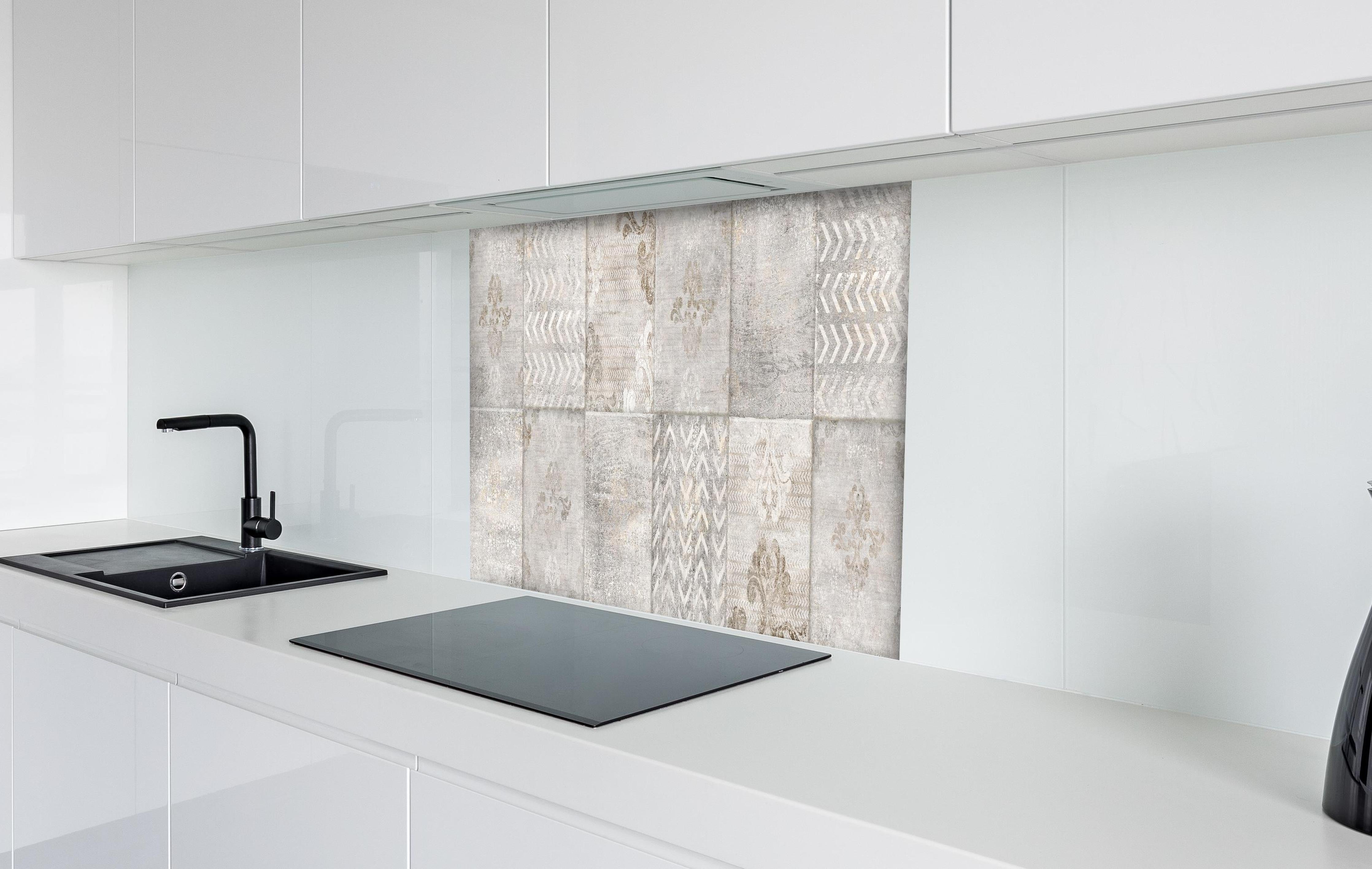 Spritzschutz - Abstrakter Mosaik Hintergrund hinter einem Cerankochfeld zwischen Holz-Kochutensilien