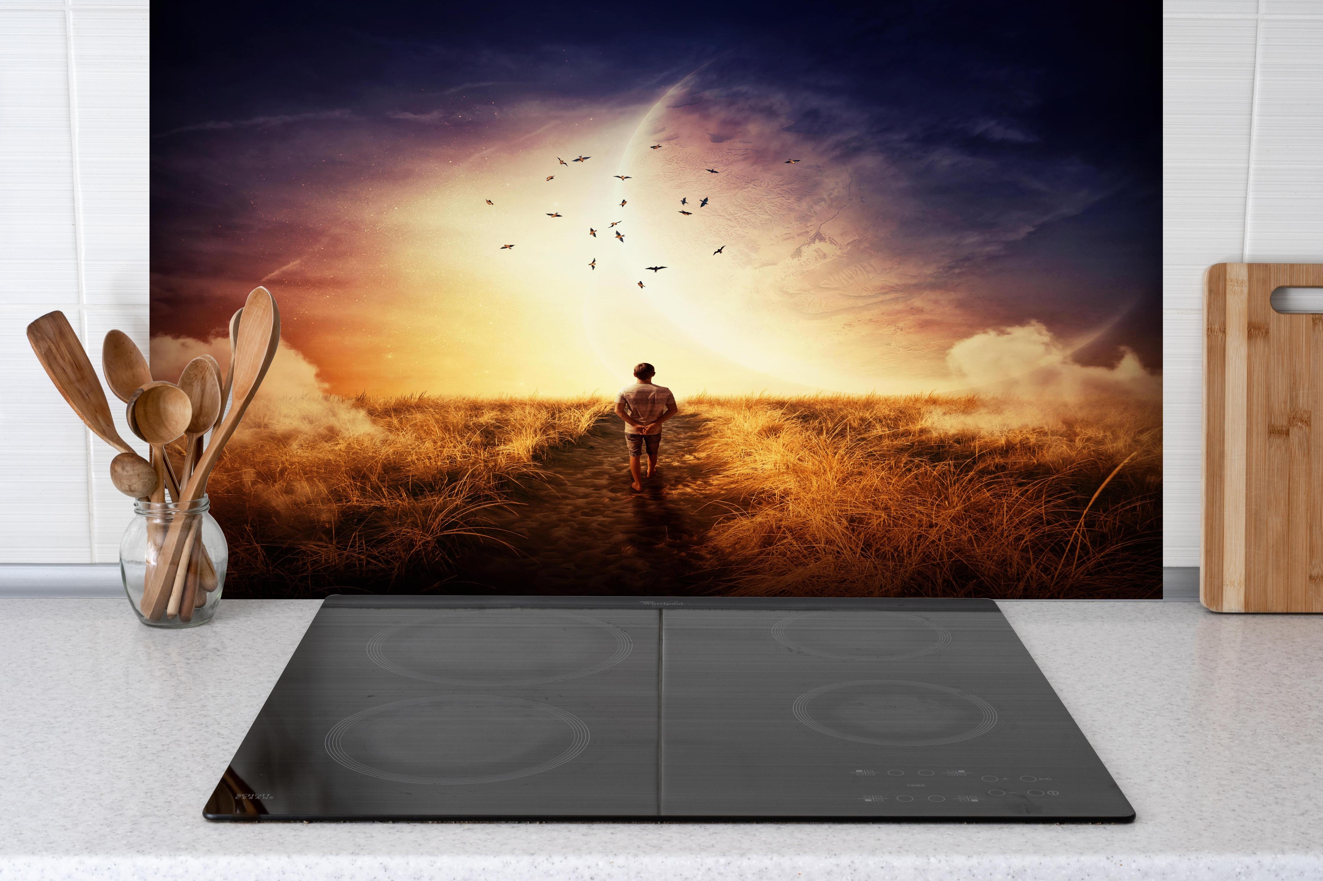 Spritzschutz - Abstrakter kosmischer Ausblick hinter einem Cerankochfeld zwischen Holz-Kochutensilien