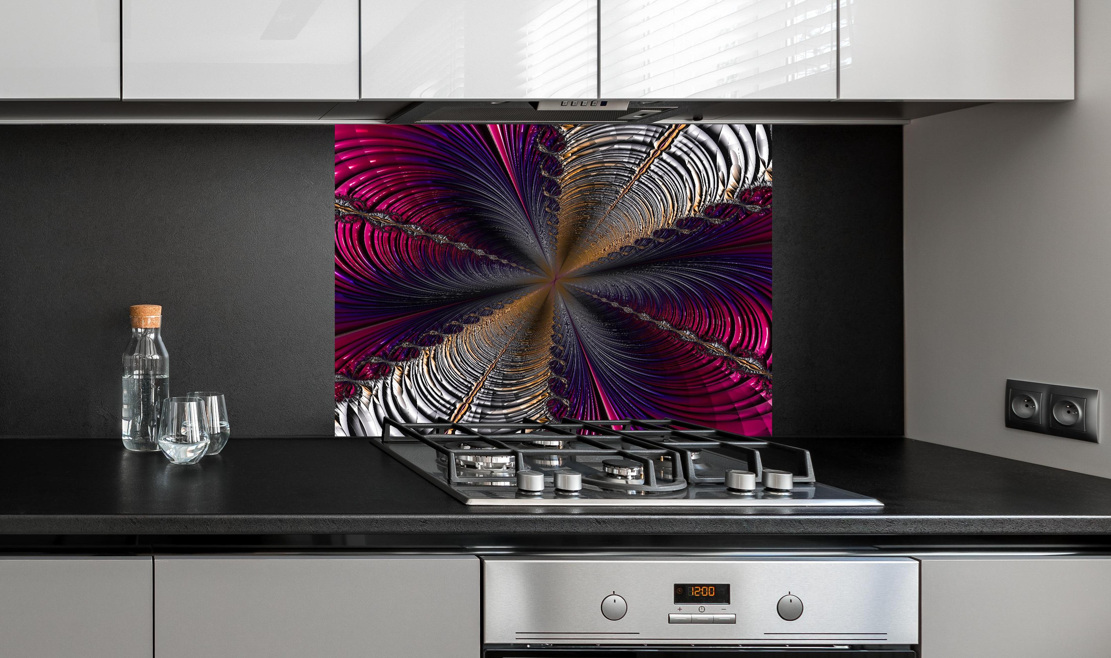 Spritzschutz - Abstrakter lila Tunnelblick hinter einem Cerankochfeld zwischen Holz-Kochutensilien