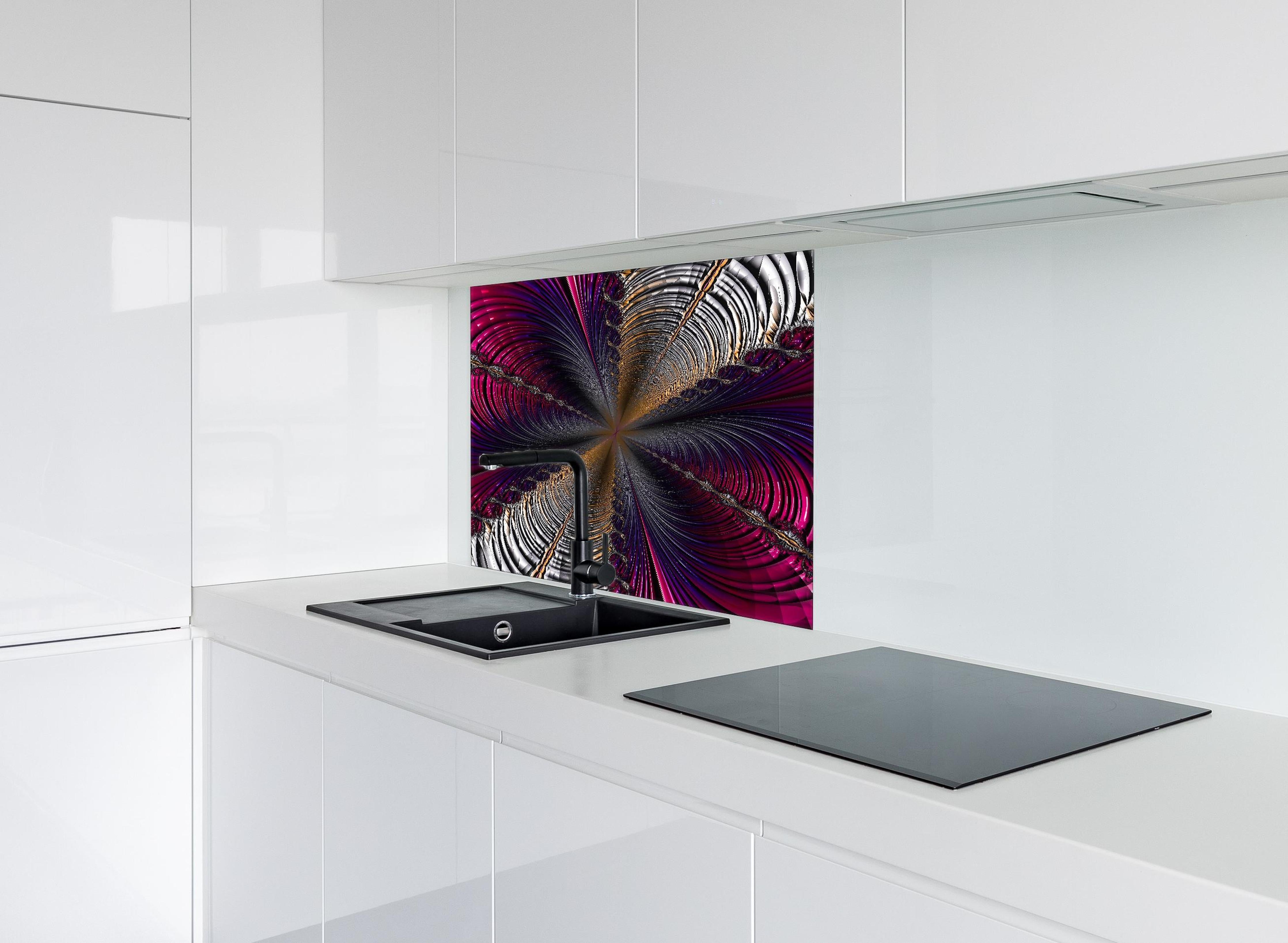 Spritzschutz - Abstrakter lila Tunnelblick hinter einem Cerankochfeld zwischen Holz-Kochutensilien