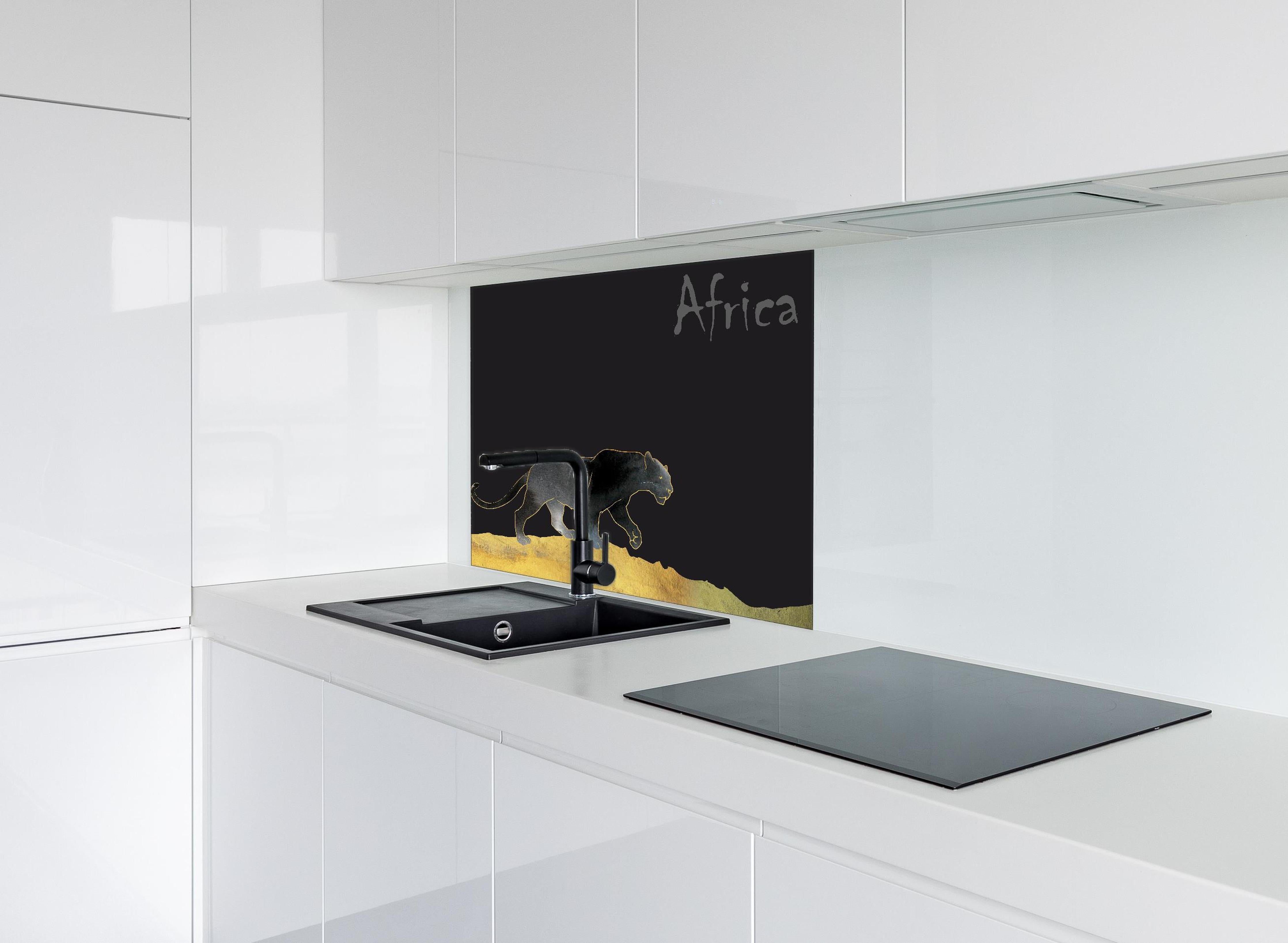 Spritzschutz - Abstrakter schwarzer Panther hinter einem Cerankochfeld zwischen Holz-Kochutensilien