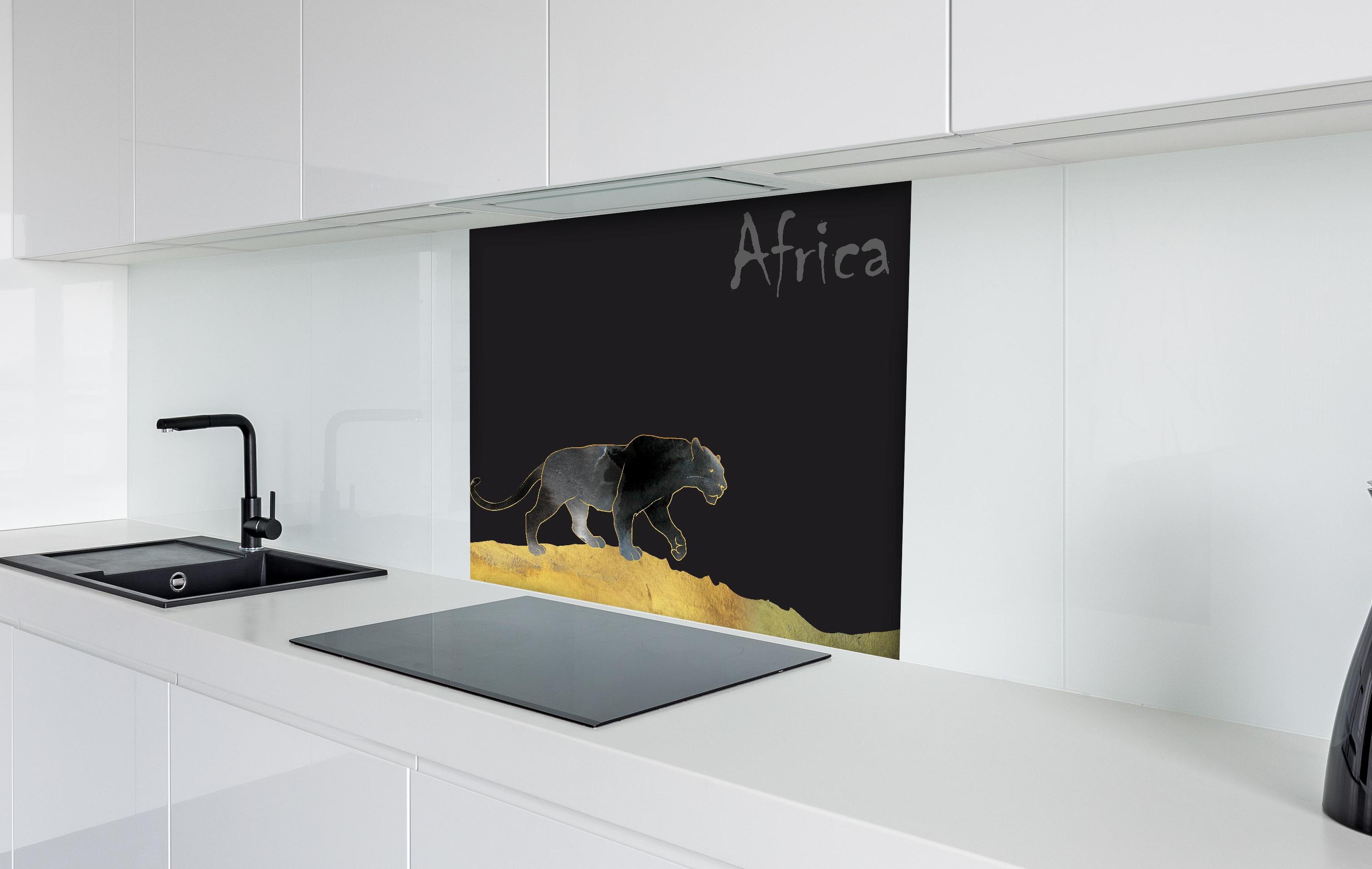 Spritzschutz - Abstrakter schwarzer Panther hinter einem Cerankochfeld zwischen Holz-Kochutensilien