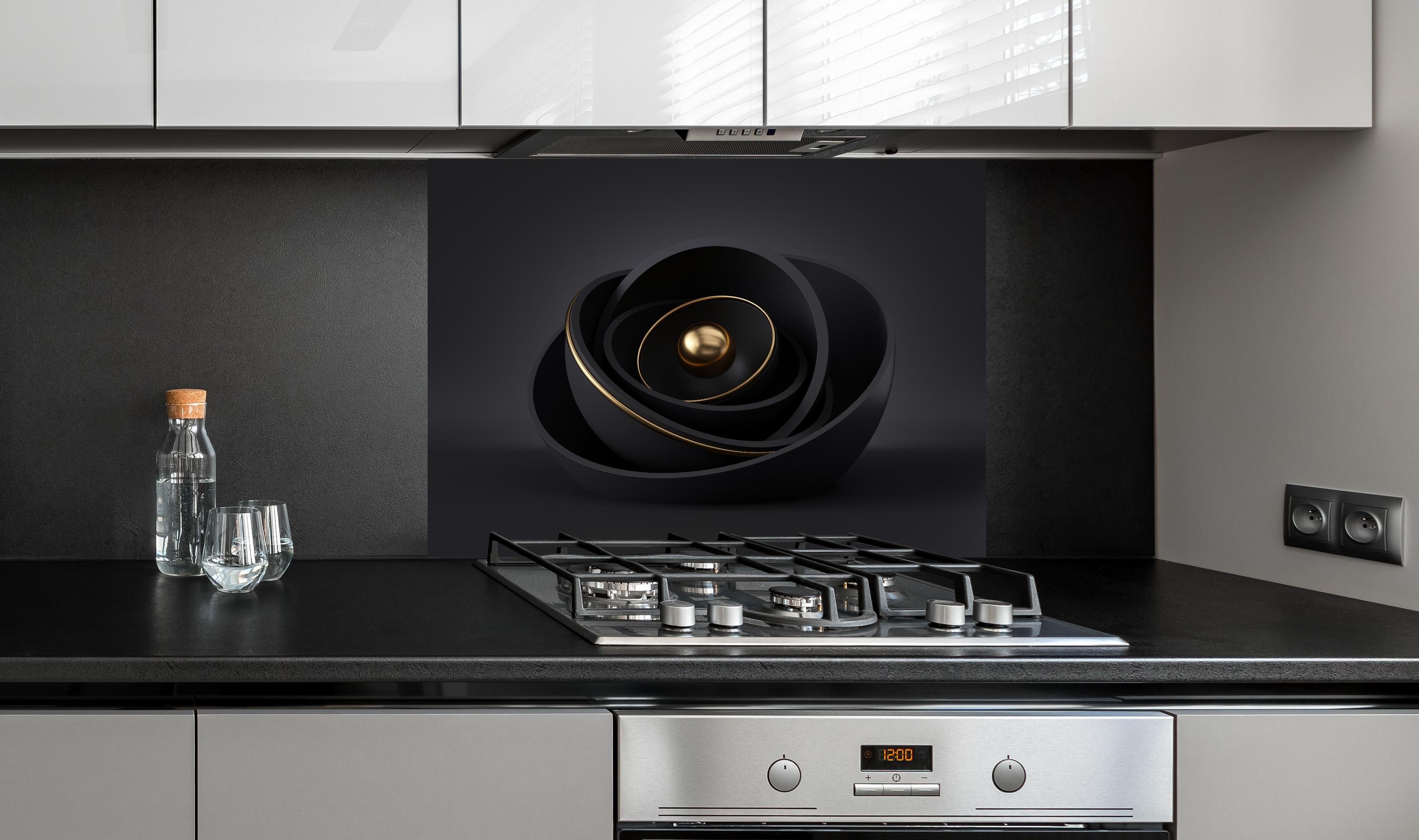 Spritzschutz - Abstraktes 3D-Design einer Muschel hinter einem Cerankochfeld zwischen Holz-Kochutensilien