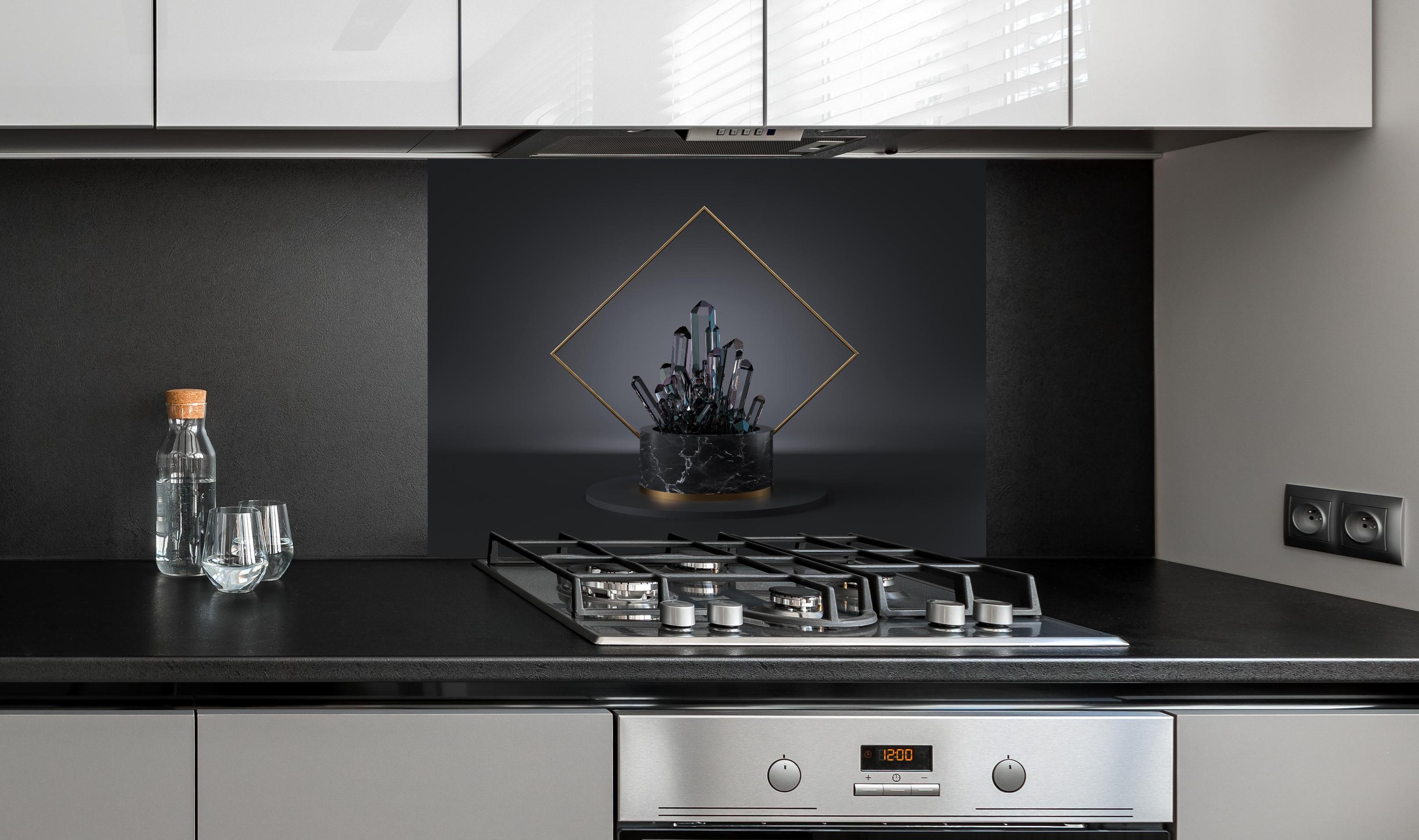 Spritzschutz - Abstraktes 3D-Design mit schwarzem Kristall hinter einem Cerankochfeld zwischen Holz-Kochutensilien